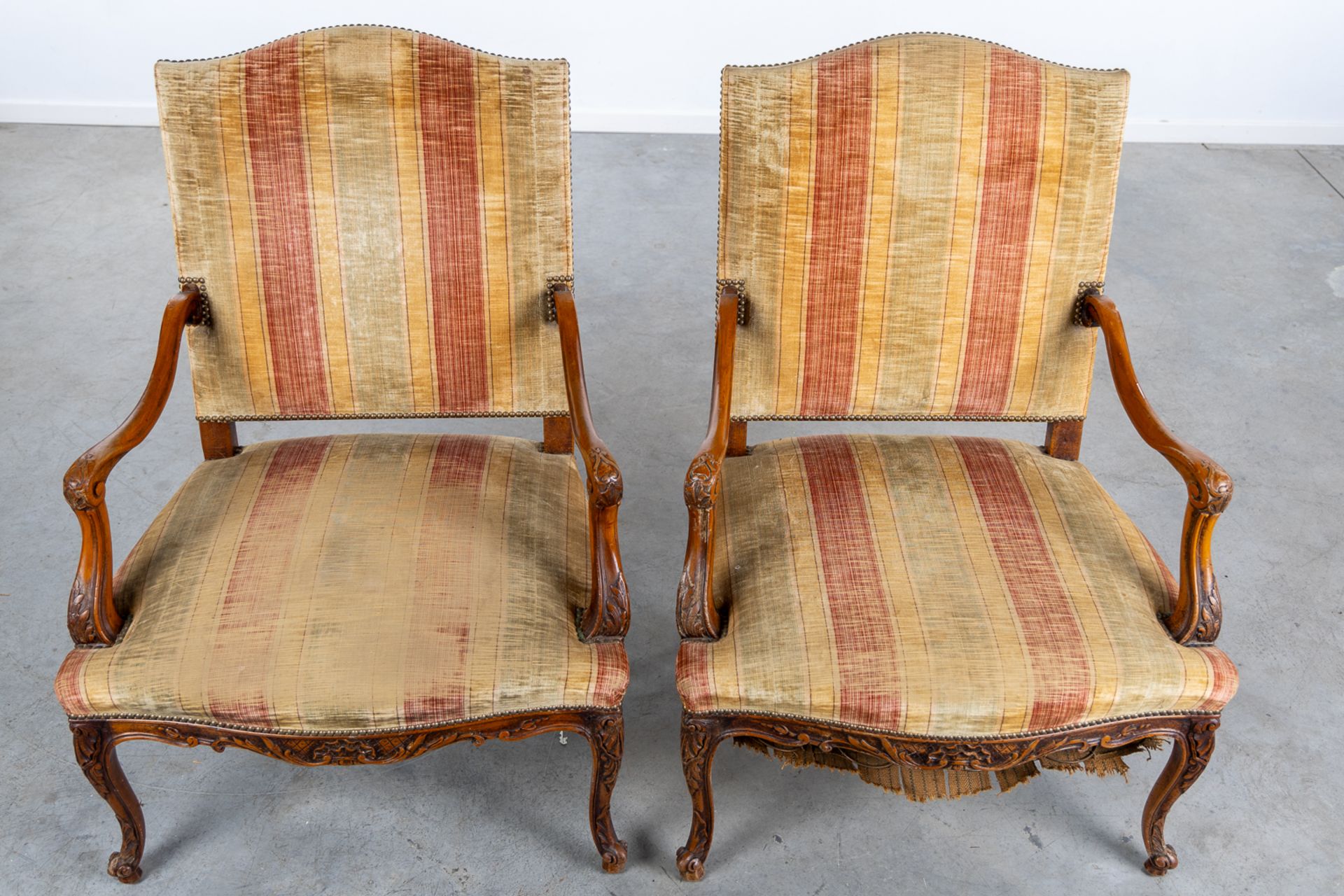 A pair of antique Louis XV style armchairs. (L:73 x W:78 x H:108 cm) - Bild 10 aus 10