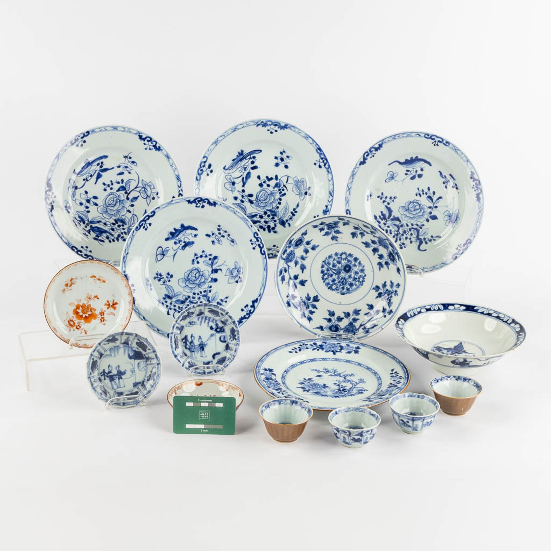 Fifteen Chinese cups, saucers and plates, blue white and Famille Roze. (D:23,4 cm) - Image 2 of 15