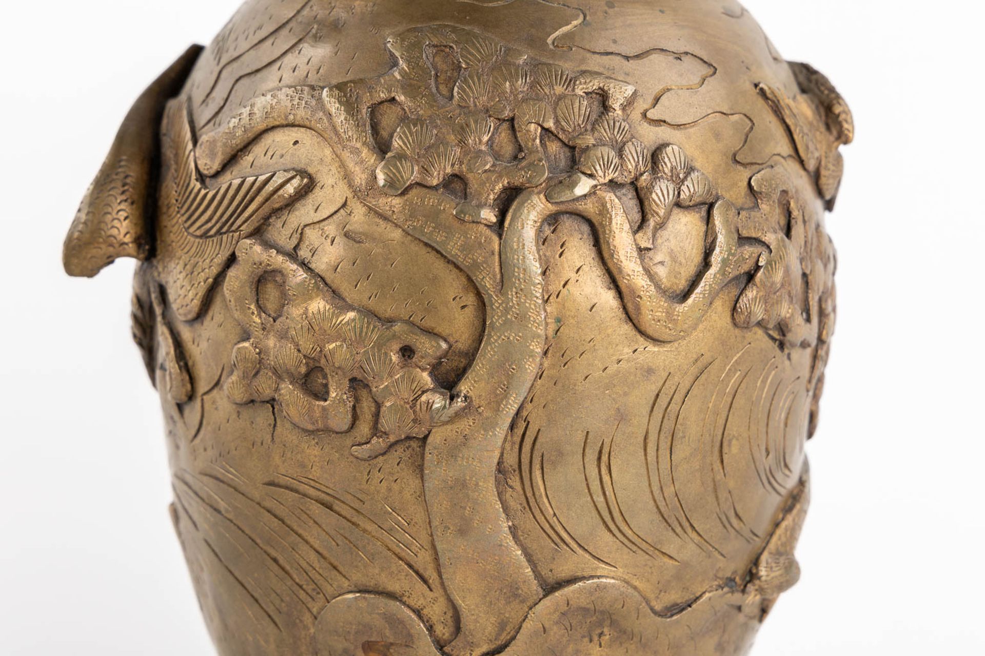 A pair of Oriental vases, depicting flying birds and trees. Patinated bronze. (H:27 x D:16 cm) - Image 13 of 16