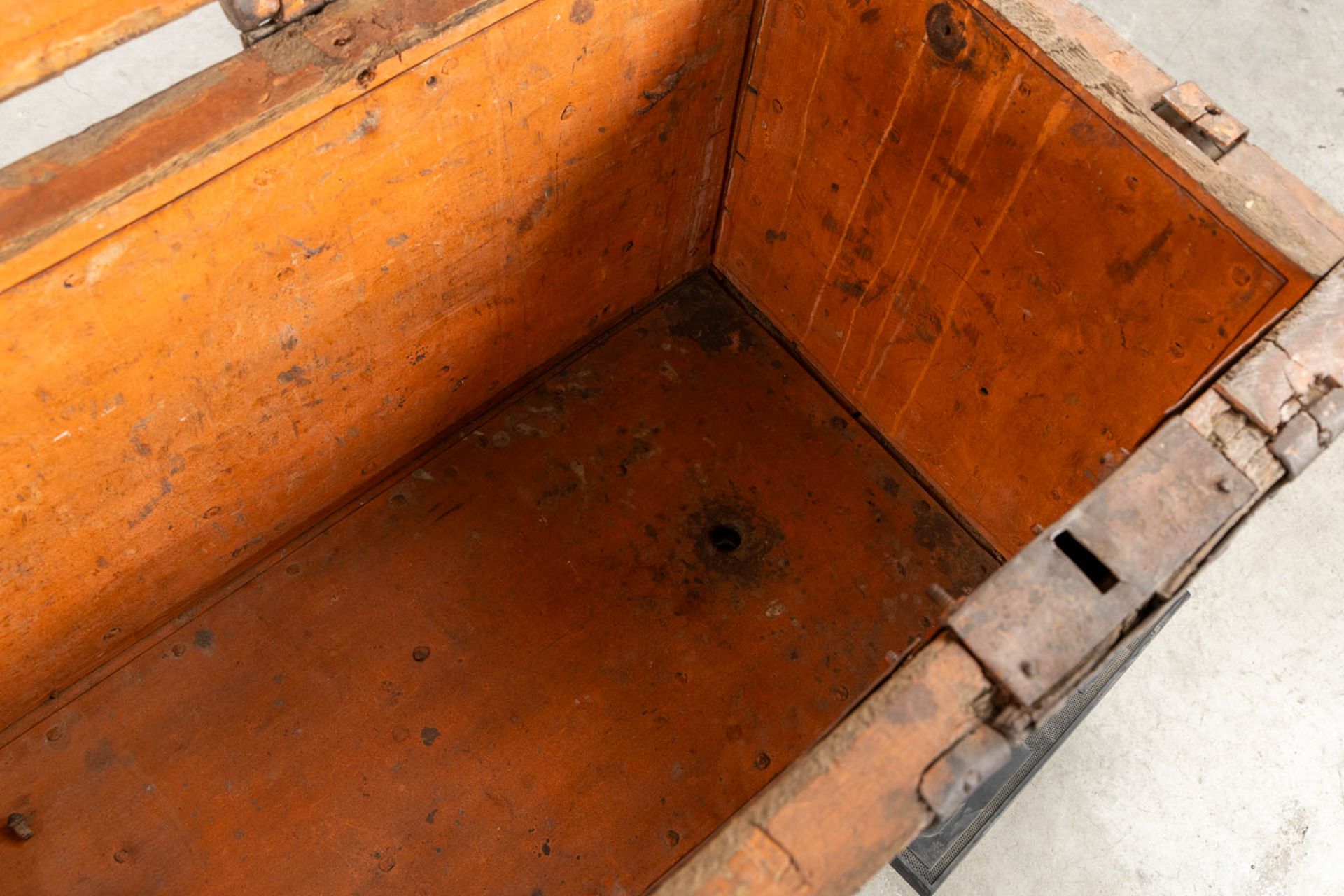 An antique 'Money Box' with metal hardware. 16th/17th C. (L:47 x W:126 x H:59 cm) - Bild 12 aus 13