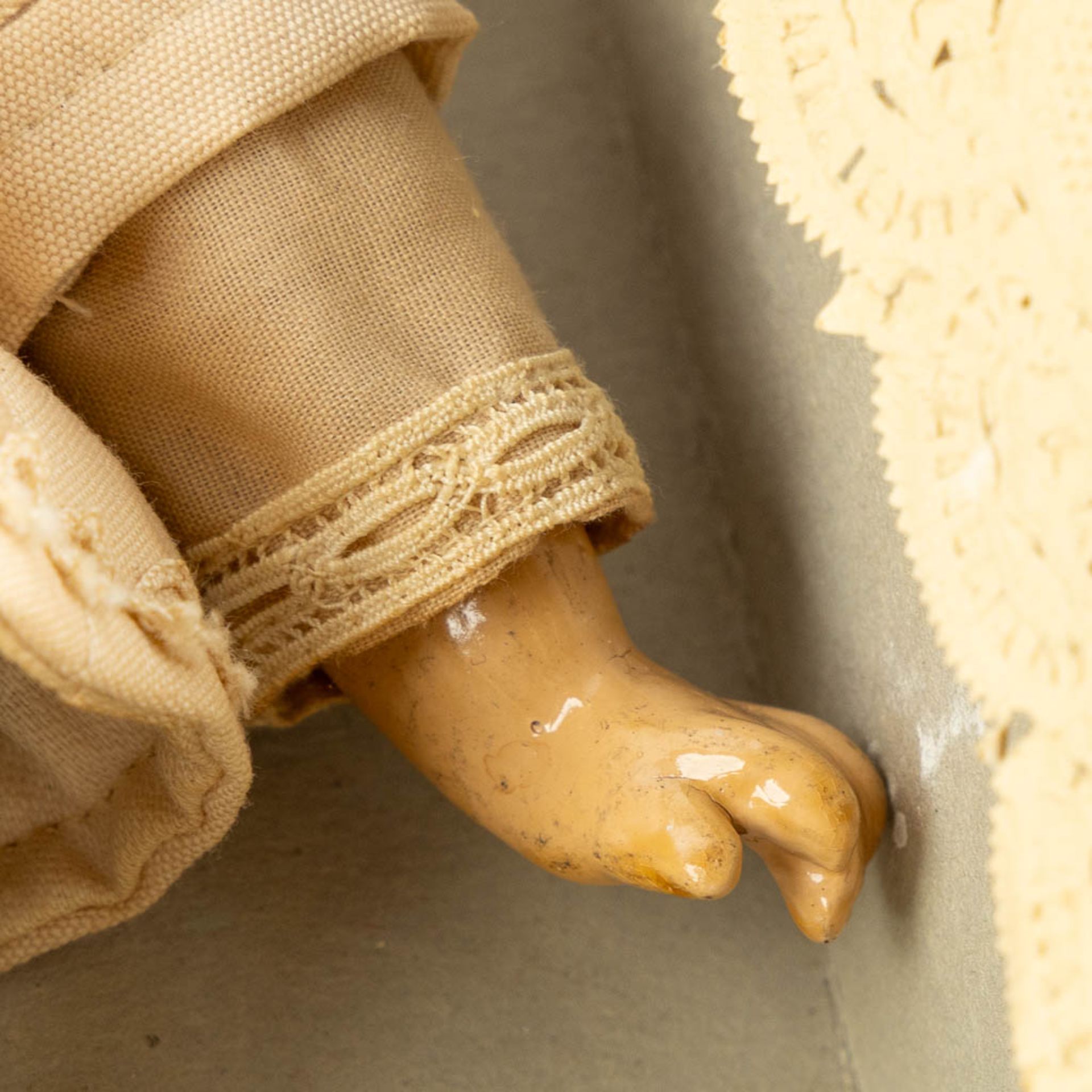 Heubach, Germany, a bisque doll in the original box. (L:7,5 x W:16,5 x H:33,5 cm) - Bild 5 aus 10