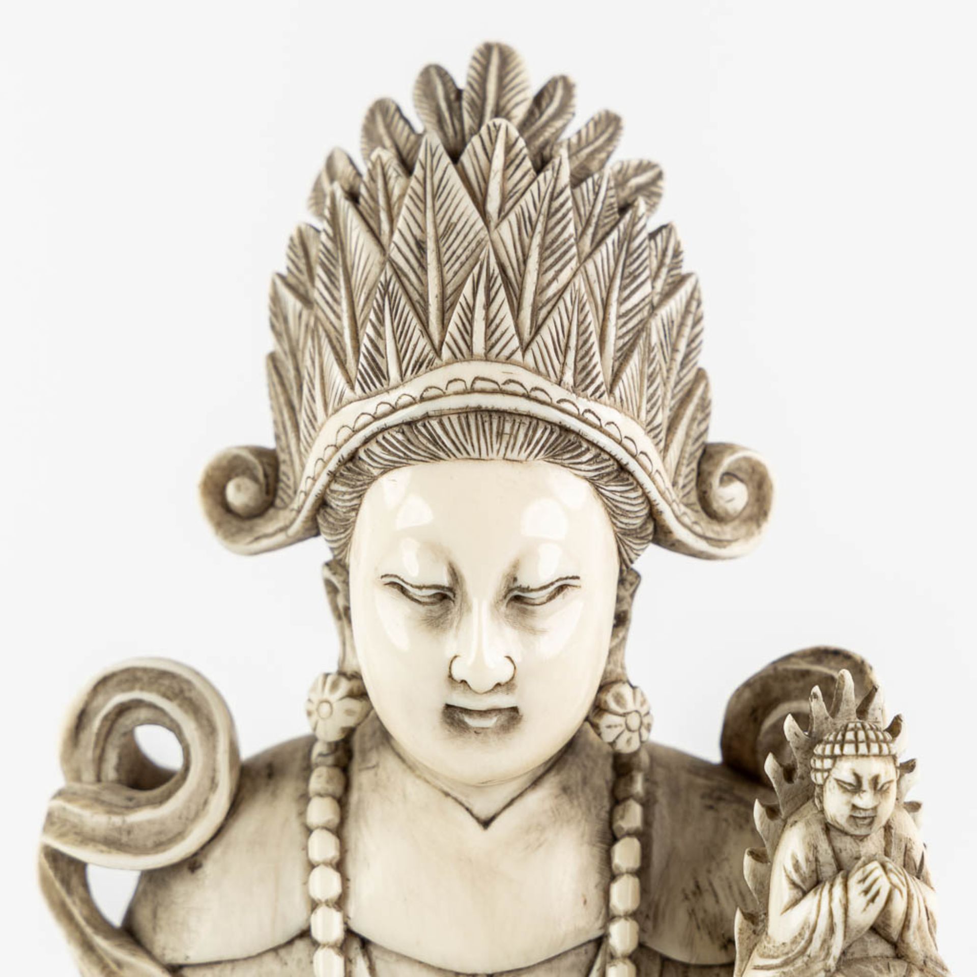 A Chinese Buddha holding a Ruyi and Buddha, sculptured ivory. Circa 1900. (L:10,5 x W:12,5 x H:25,5  - Bild 8 aus 11
