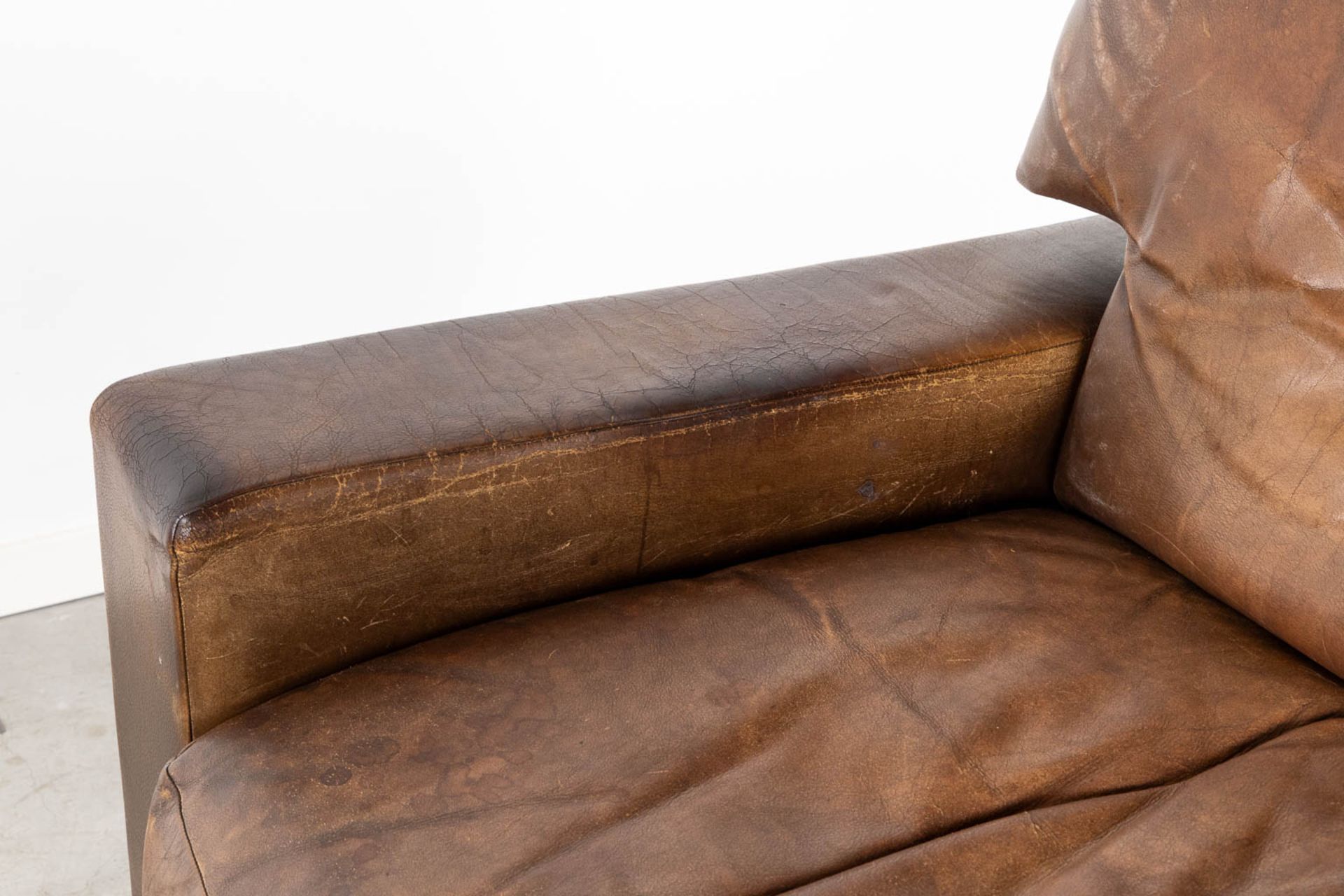 A vintage, three-person leather sofa. Circa 1970. (L:90 x W:225 x H:78 cm) - Image 11 of 12