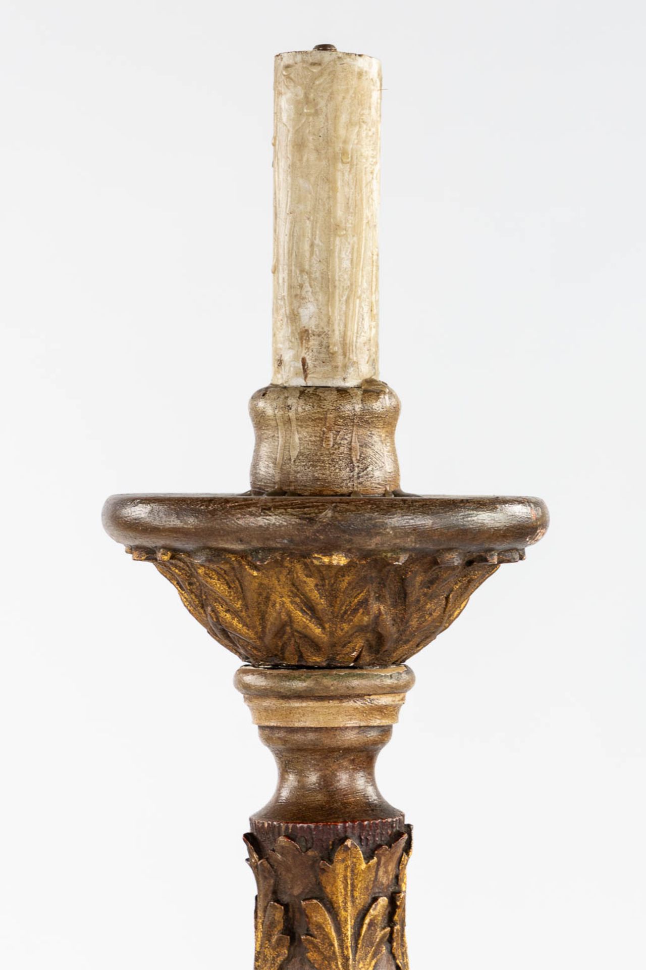 A pair of standing lamps, sculptured and patinated wood. Circa 1900. (H:144 cm) - Bild 7 aus 10