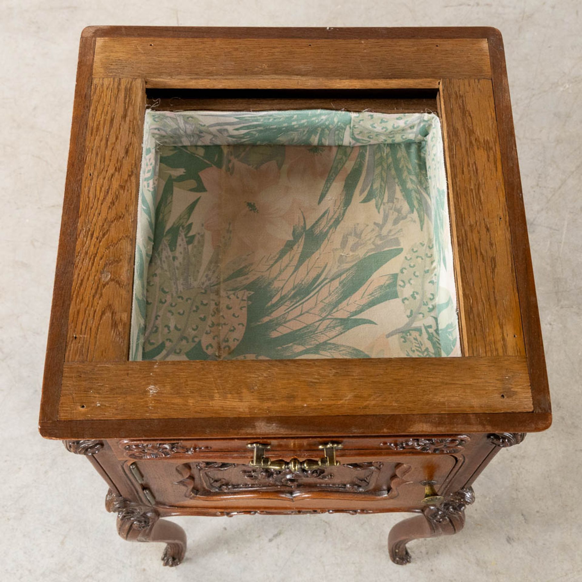 A pair of nightstands, Louis XV style with a marble top. (L:44 x W:44 x H:83 cm) - Bild 8 aus 12