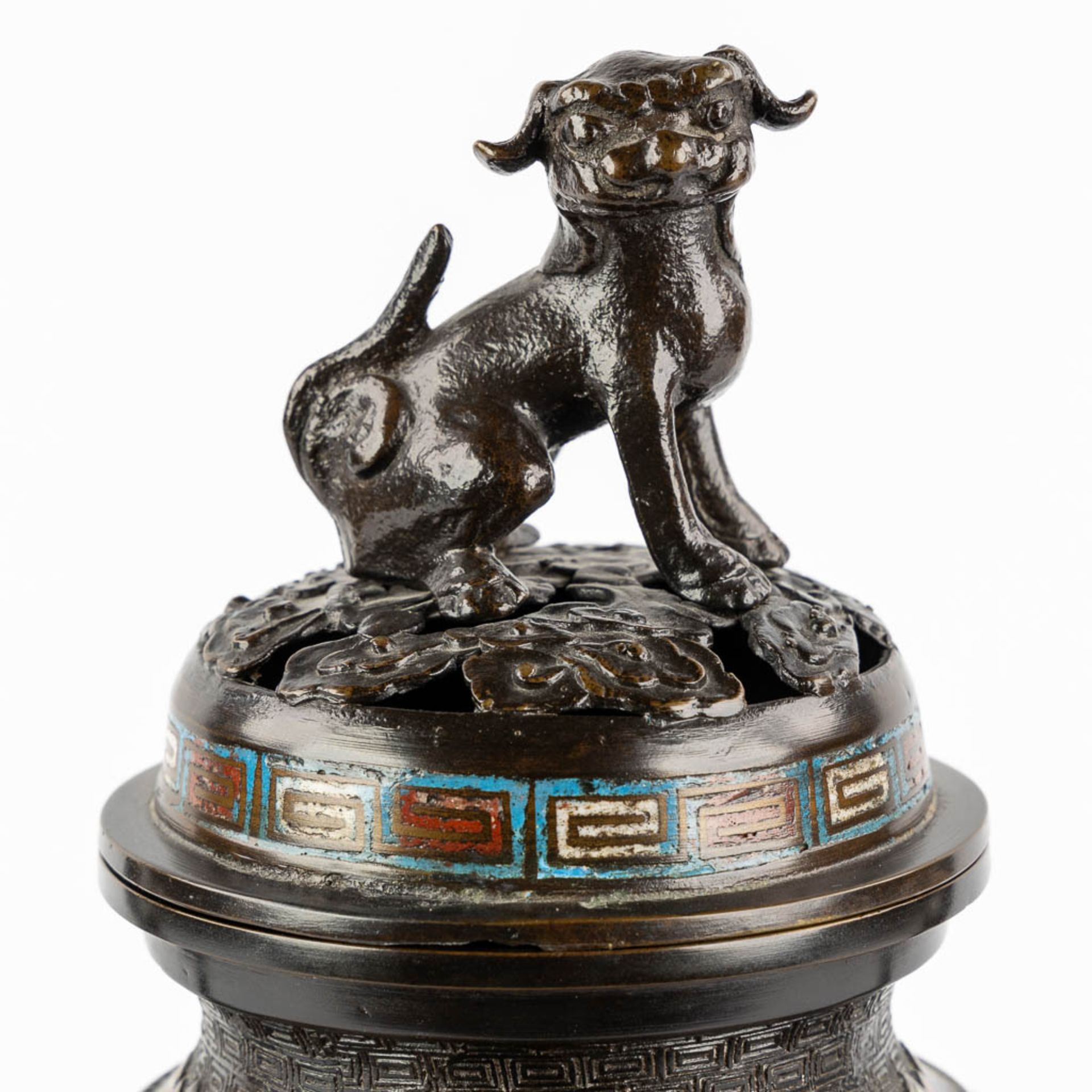 A pair of vases, added an insence burner, bronze with champslevé decor. Circa 1900. (H:45 x D:23 cm) - Bild 13 aus 15