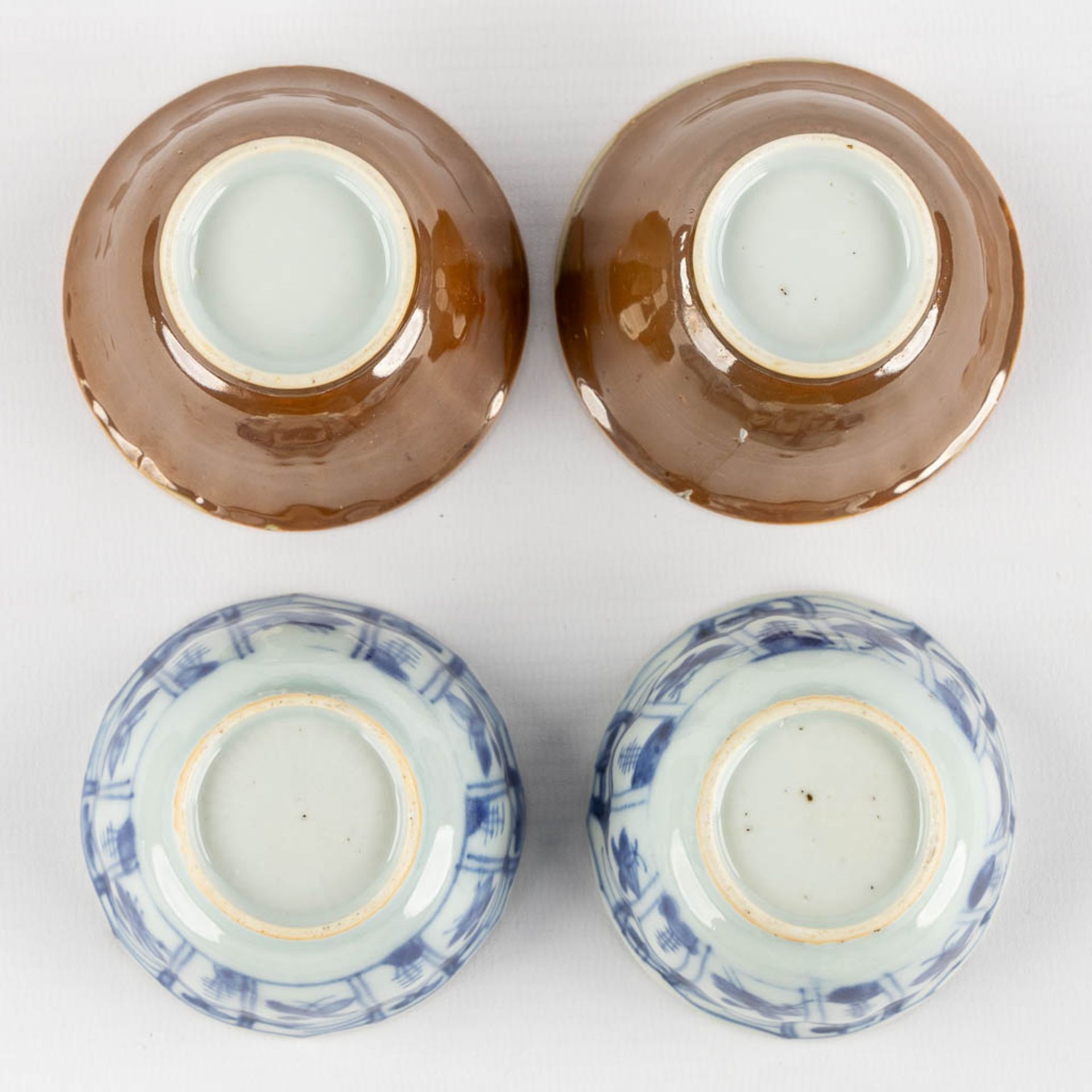 Fifteen Chinese cups, saucers and plates, blue white and Famille Roze. (D:23,4 cm) - Bild 14 aus 15