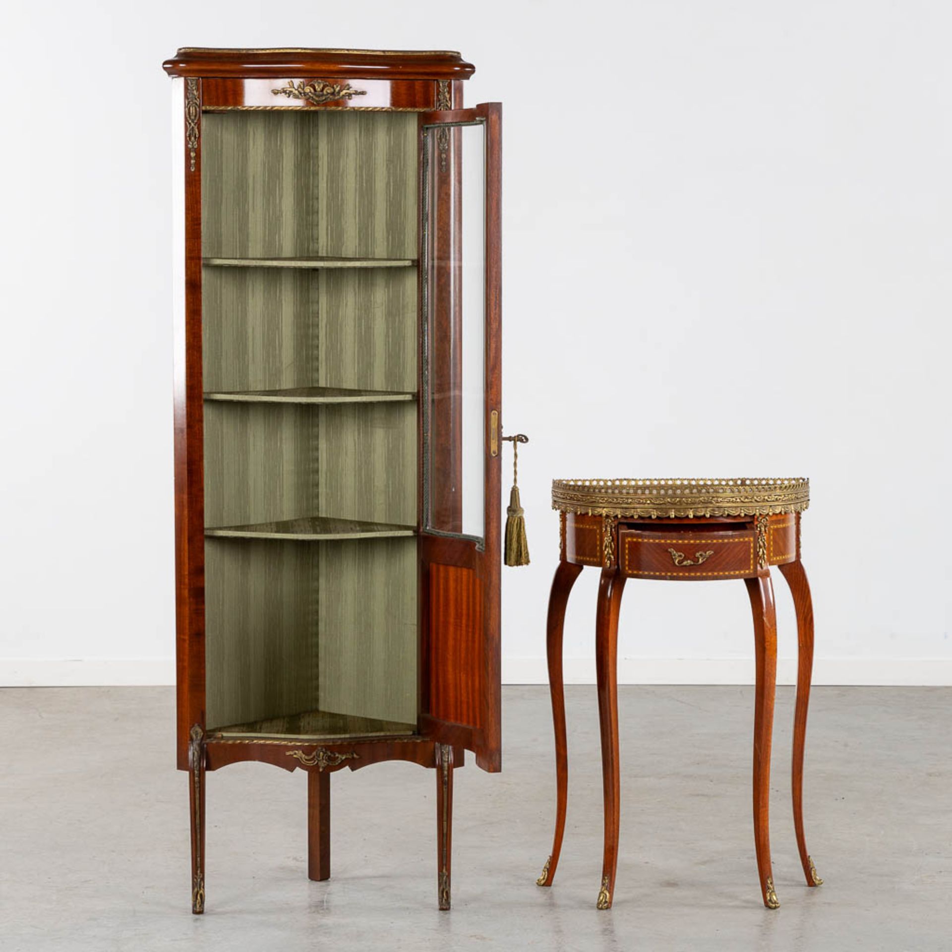 A corner cabinet and console table, marquetry mounted with bronze. 20th C. (L:34 x W:54 x H:150 cm) - Bild 3 aus 10
