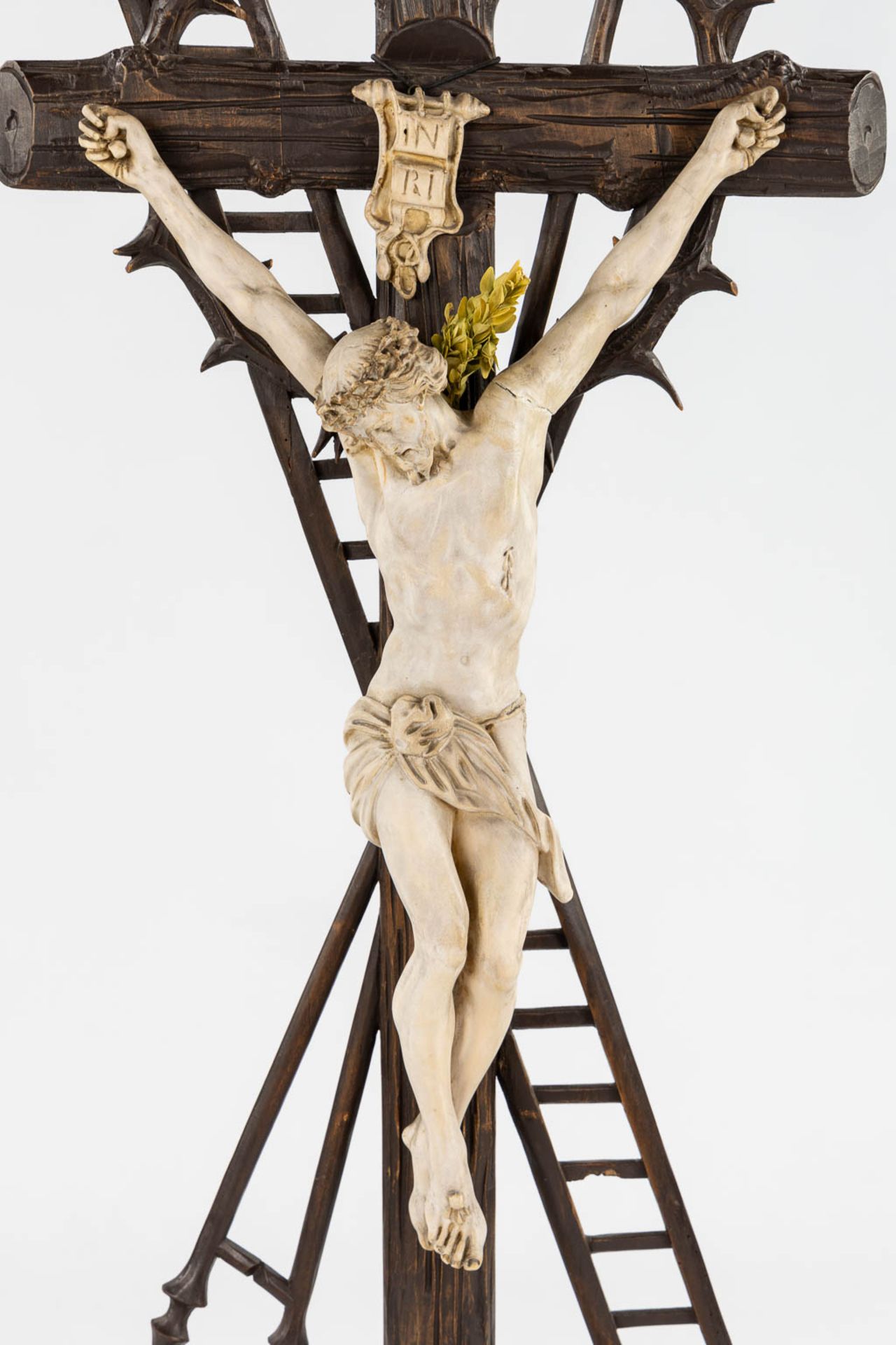 Three large crucifixes, sculptured wood and plaster. (W:46 x H:115 cm) - Bild 5 aus 9