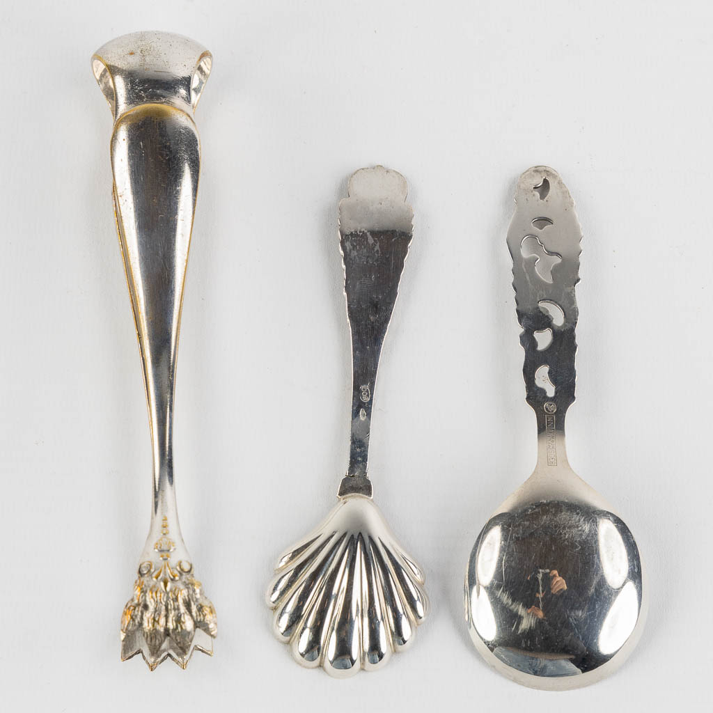A large collection of silver and silver-plated objects, table accessories and serving ware. (L:16 x - Image 23 of 29