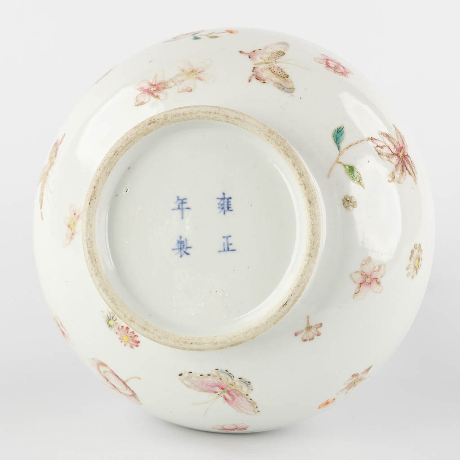 An unusual Chinese Famille Rose vase, decorated with butterflies, Yonghzeng mark, 19th C. (H:31 x D: - Image 6 of 11
