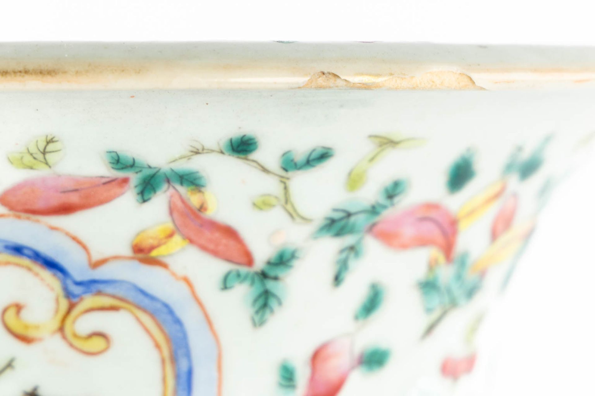 A Chinese Famille Rose vase decorated with fauna and flora. (H:60 x D:24 cm) - Image 14 of 15