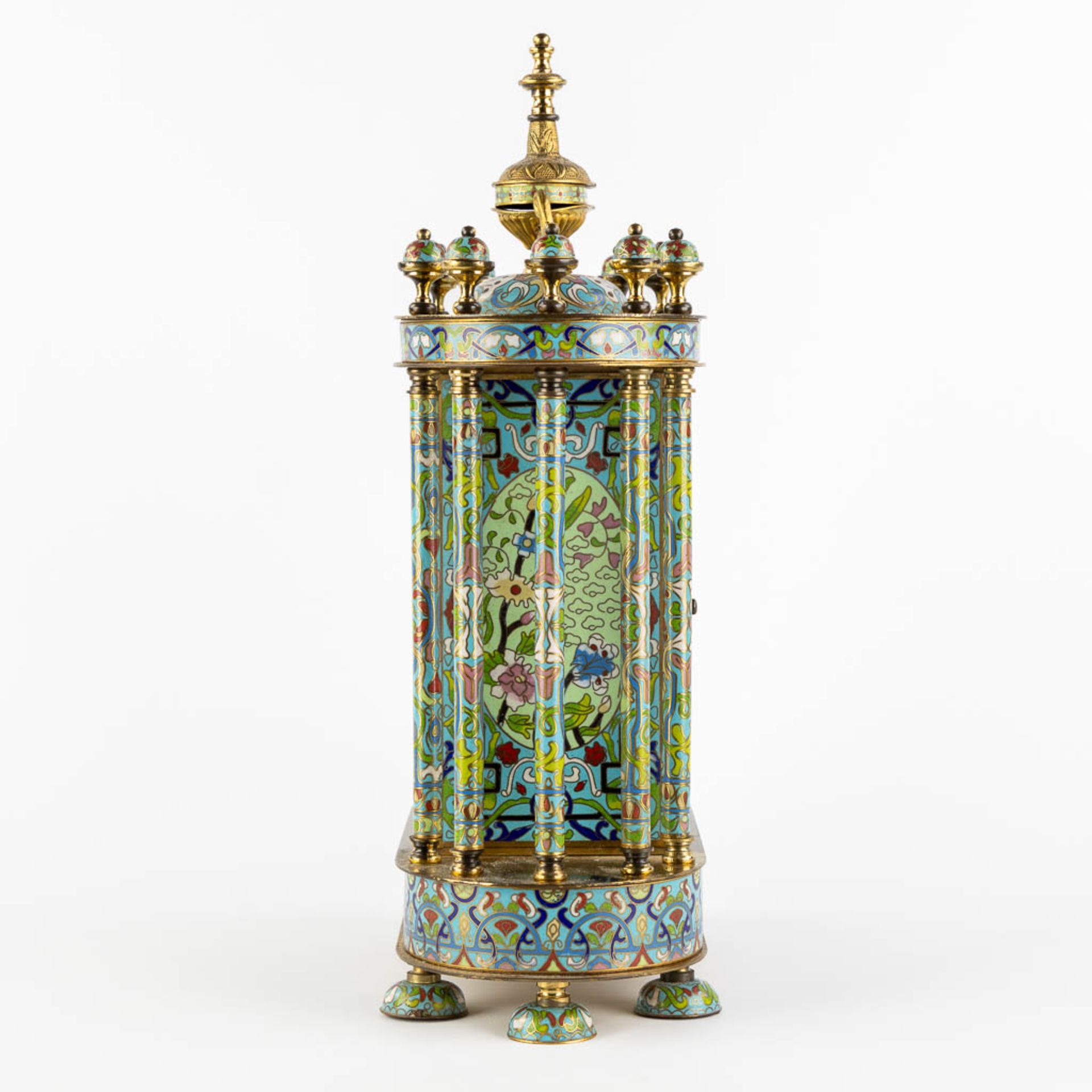 A decorative table clock, finished with cloisonné enamel. (L:15 x W:32 x H:46 cm) - Bild 4 aus 11