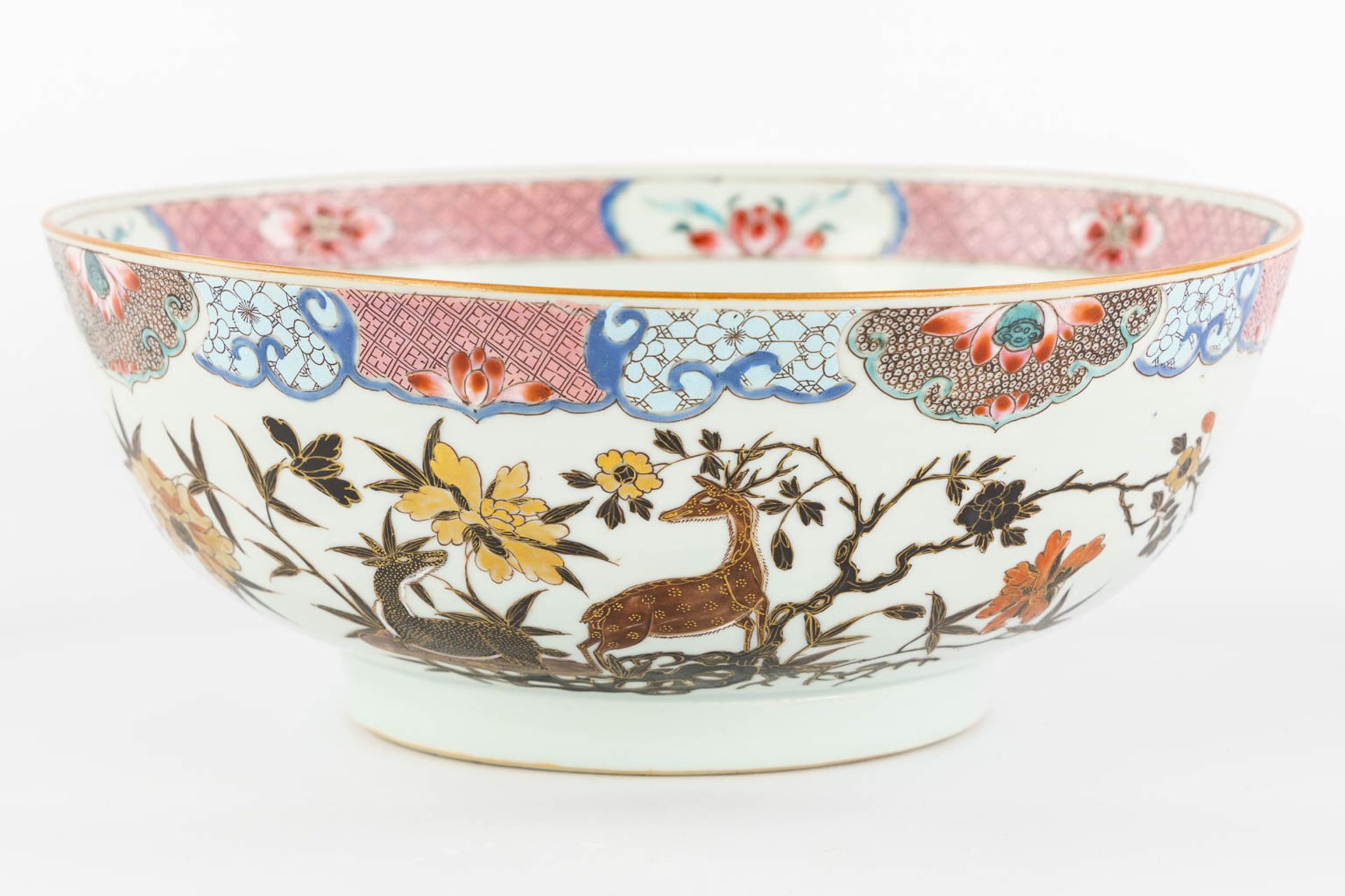 A large Chinese Famille Rose 'Deer' bowl. 19th C. (H:11 x D:28,5 cm) - Bild 3 aus 14