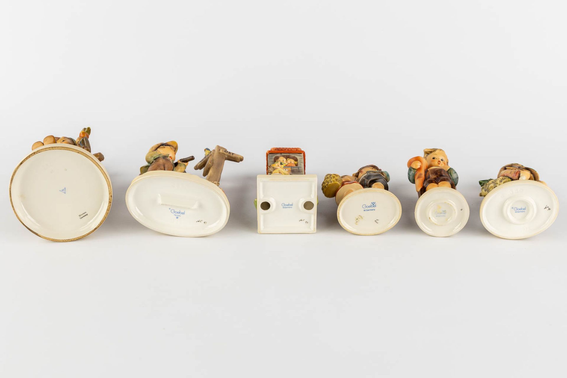 Hummel, 12 figurines, polychrome porcelain. (H:20,5 cm) - Image 12 of 12