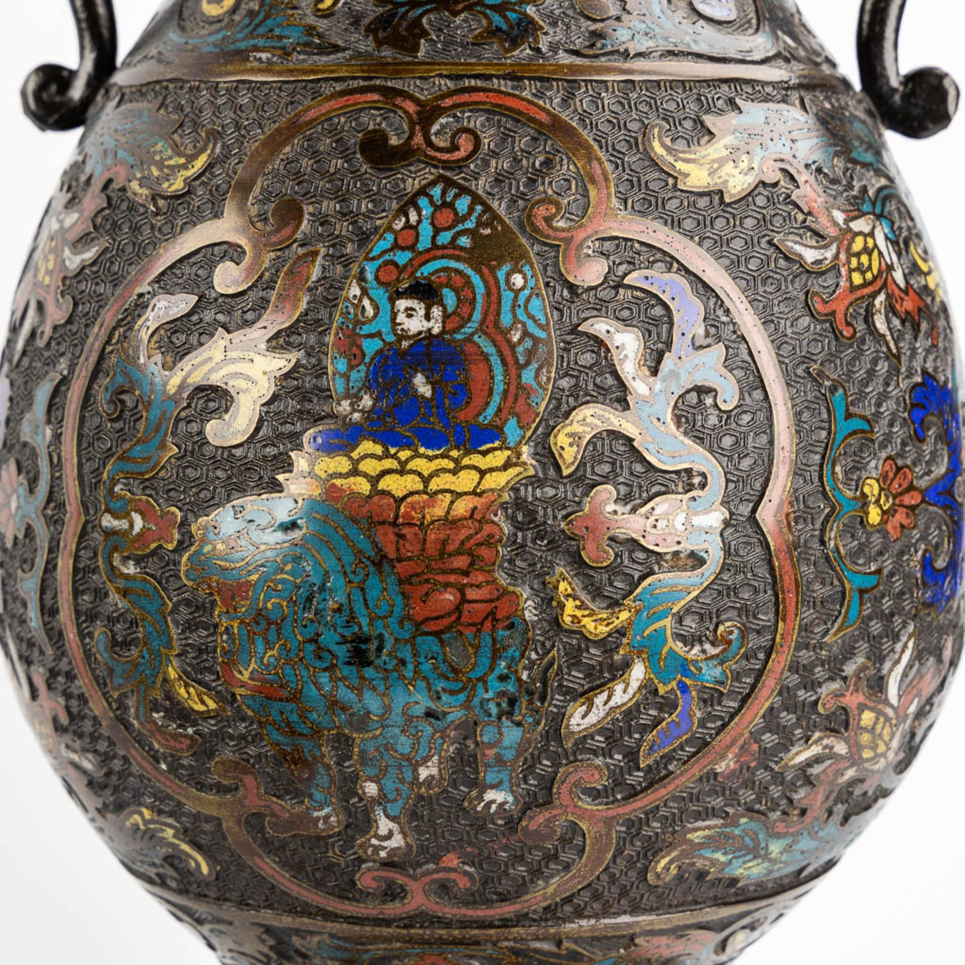 A pair of vases, added an insence burner, bronze with champslevé decor. Circa 1900. (H:45 x D:23 cm) - Bild 12 aus 15