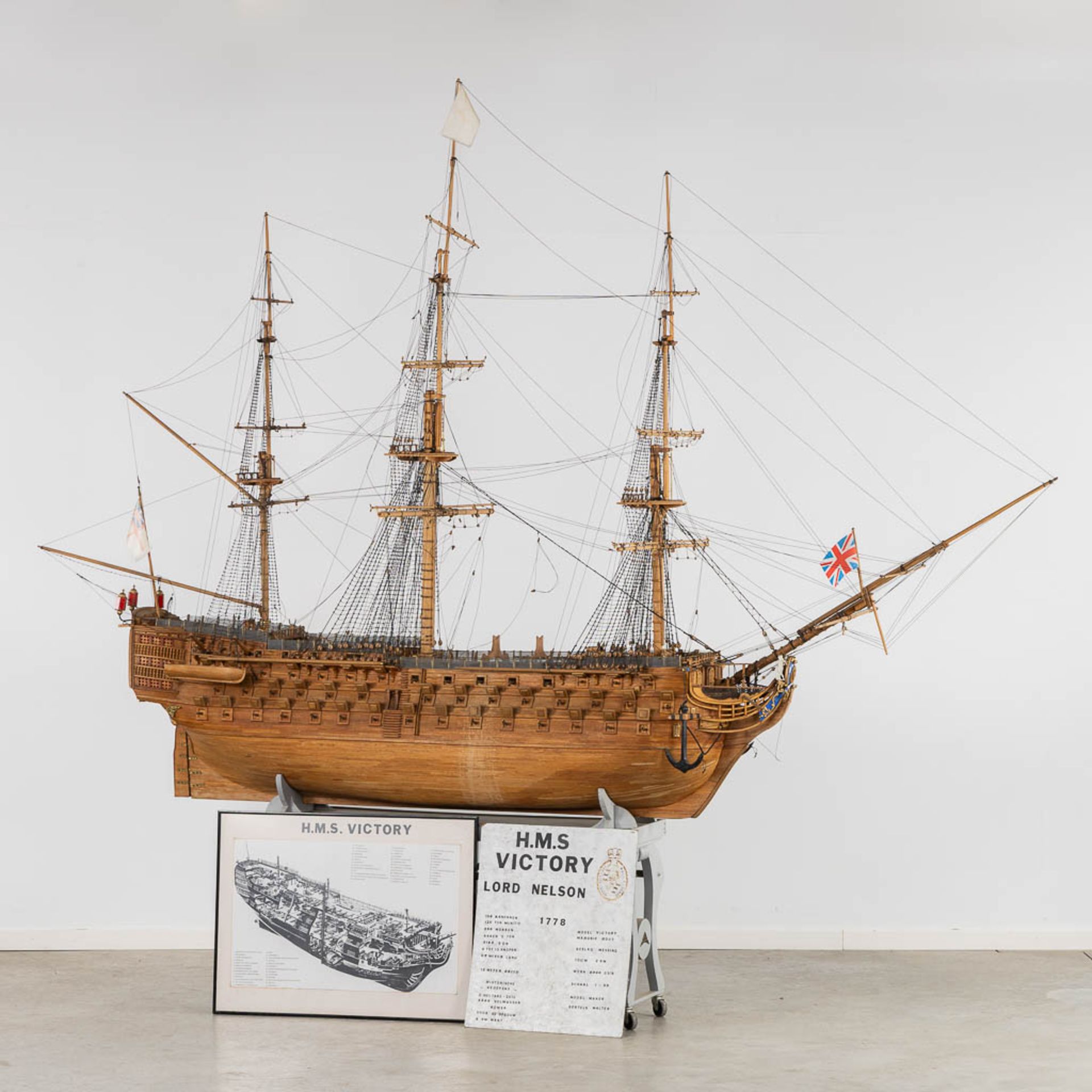 H.M.S. Victory, a large and decorative, hand-made ship. (L:56 x W:320 x H:285 cm) - Bild 3 aus 18