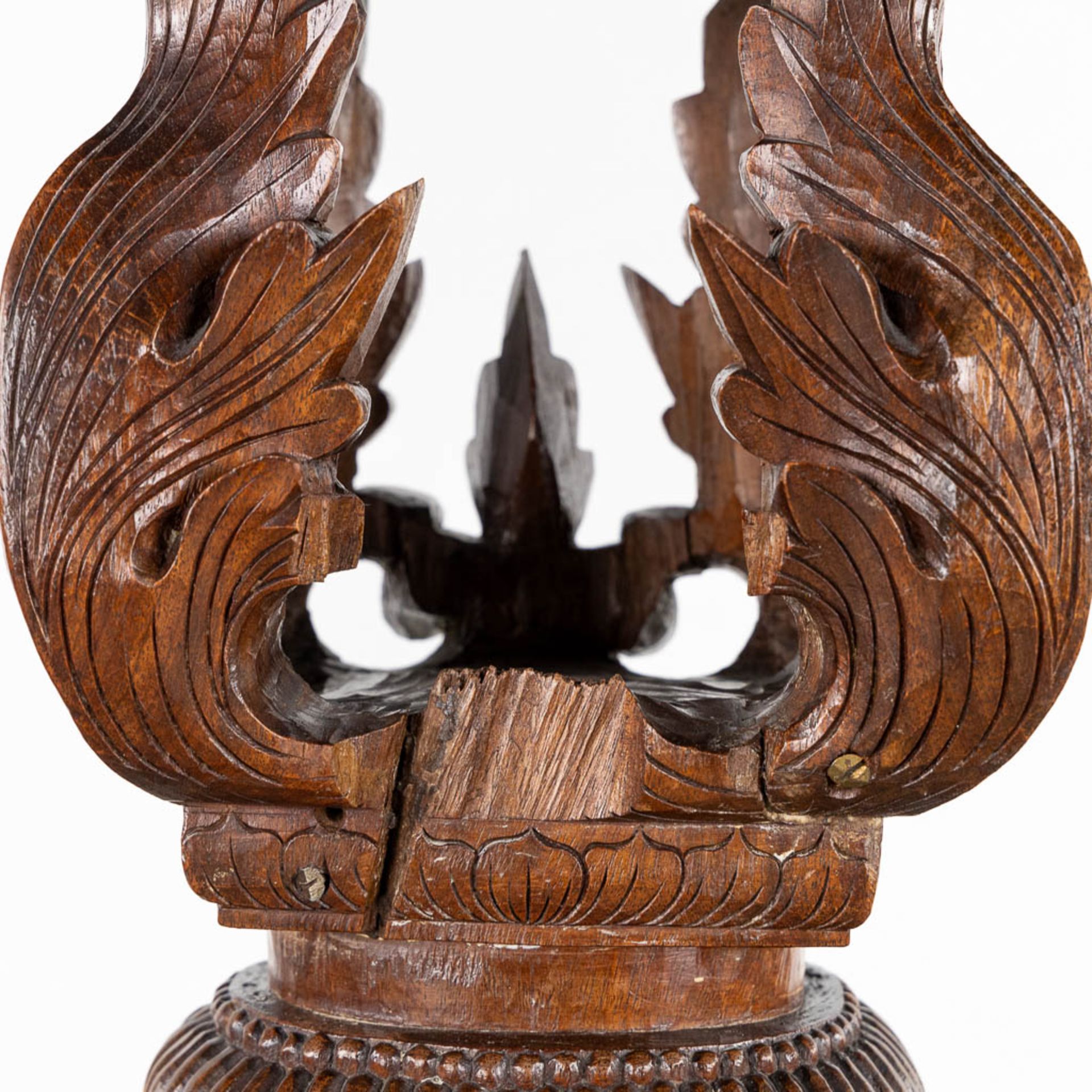 A Oriental hardwood pedestal with a sculptured dragon. (W:42 x H:125 cm) - Bild 6 aus 13