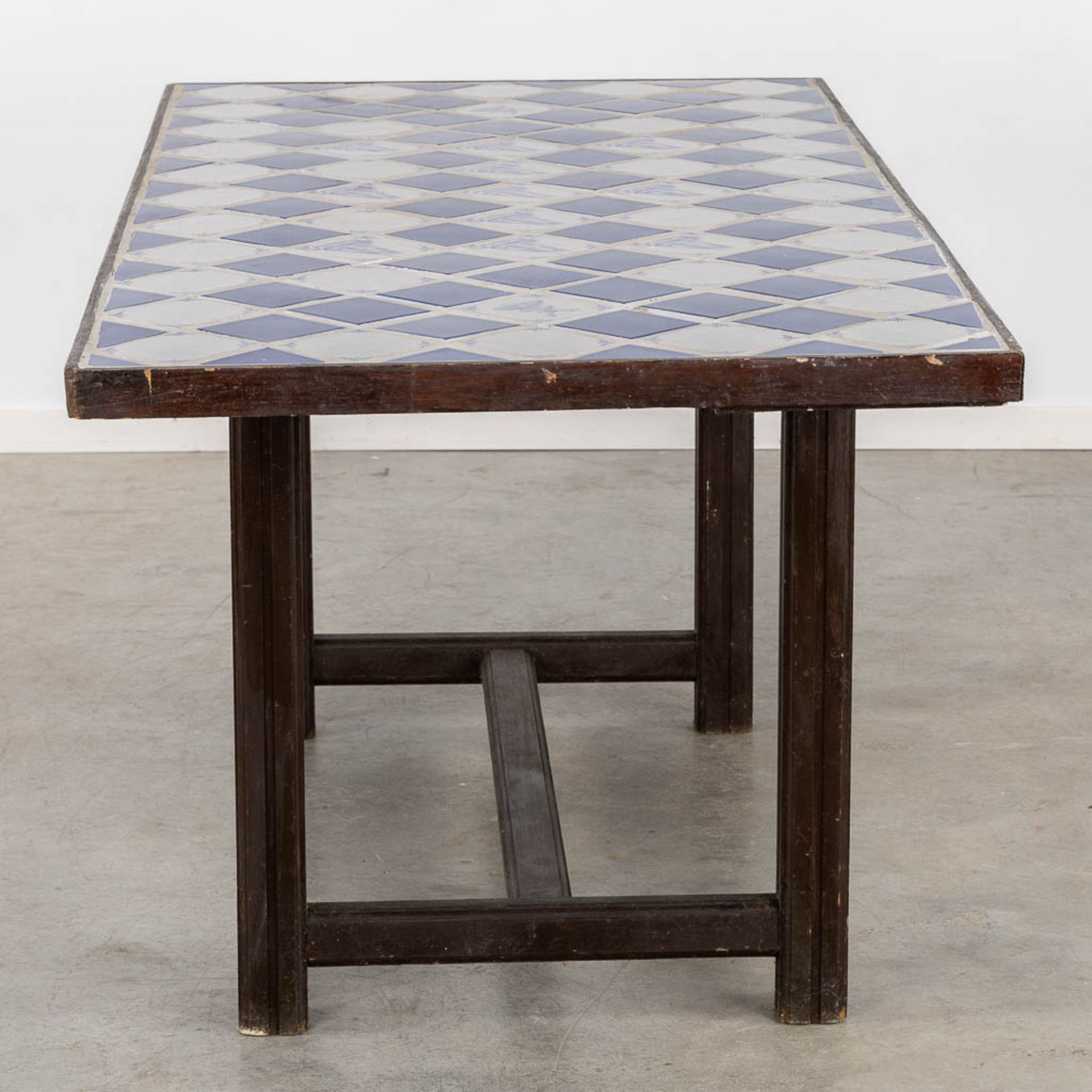 A Spanish table, finished with white and blue tiles. (L:85 x W:184 x H:76 cm) - Bild 4 aus 11