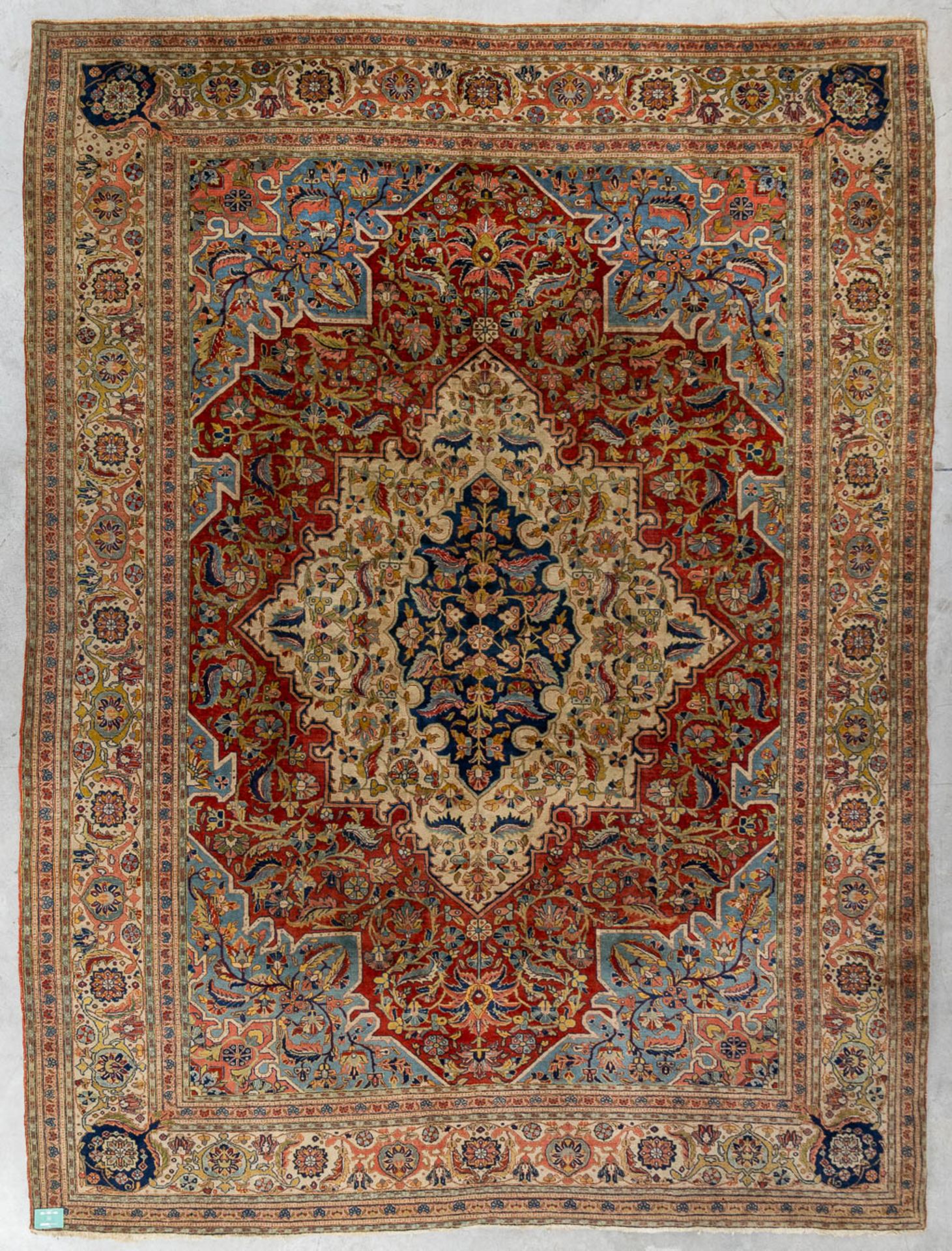 An Oriental hand-made carpet, Ghoum. (L:264 x W:353 cm) - Bild 2 aus 9