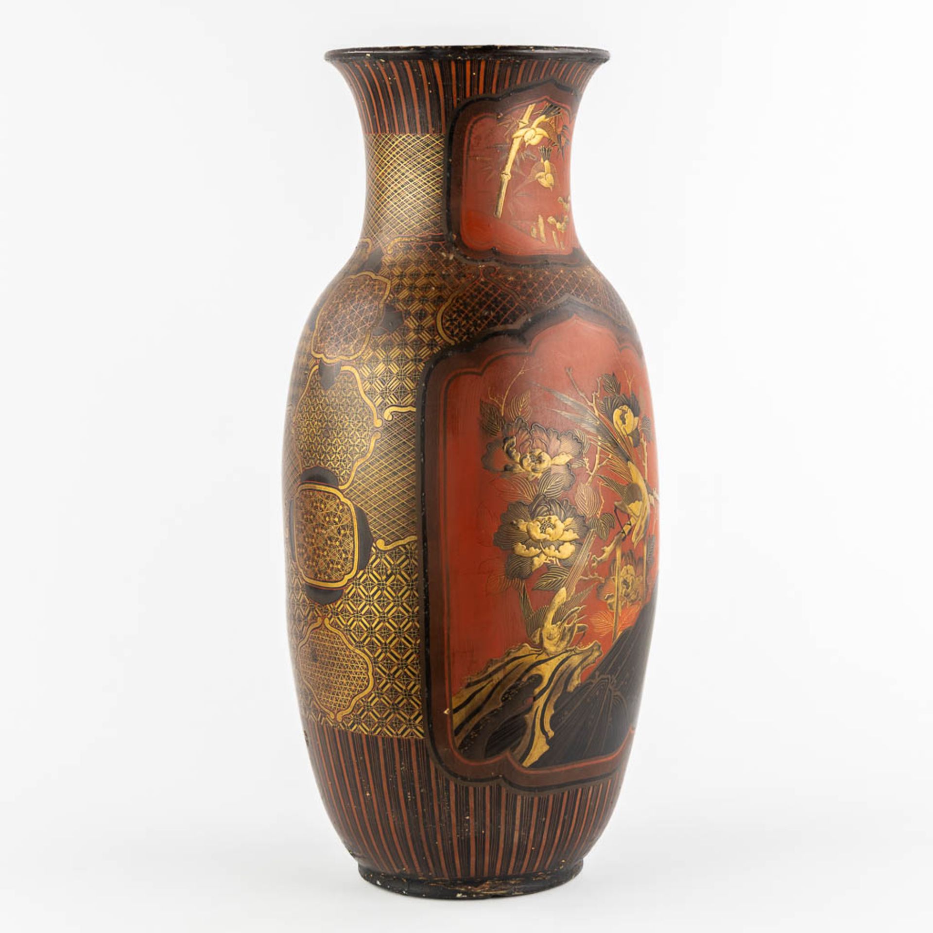 A Japanese porcelain vase, finished with red and gold lacquer. Meij period. (H:61 x D:27 cm) - Bild 3 aus 14