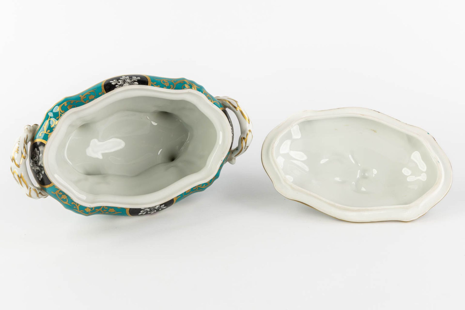 Pillivuyt, Paris, a tureen on a plate and an oval bowl. 20th C. (L:23 x W:36 x H:20 cm) - Bild 18 aus 21