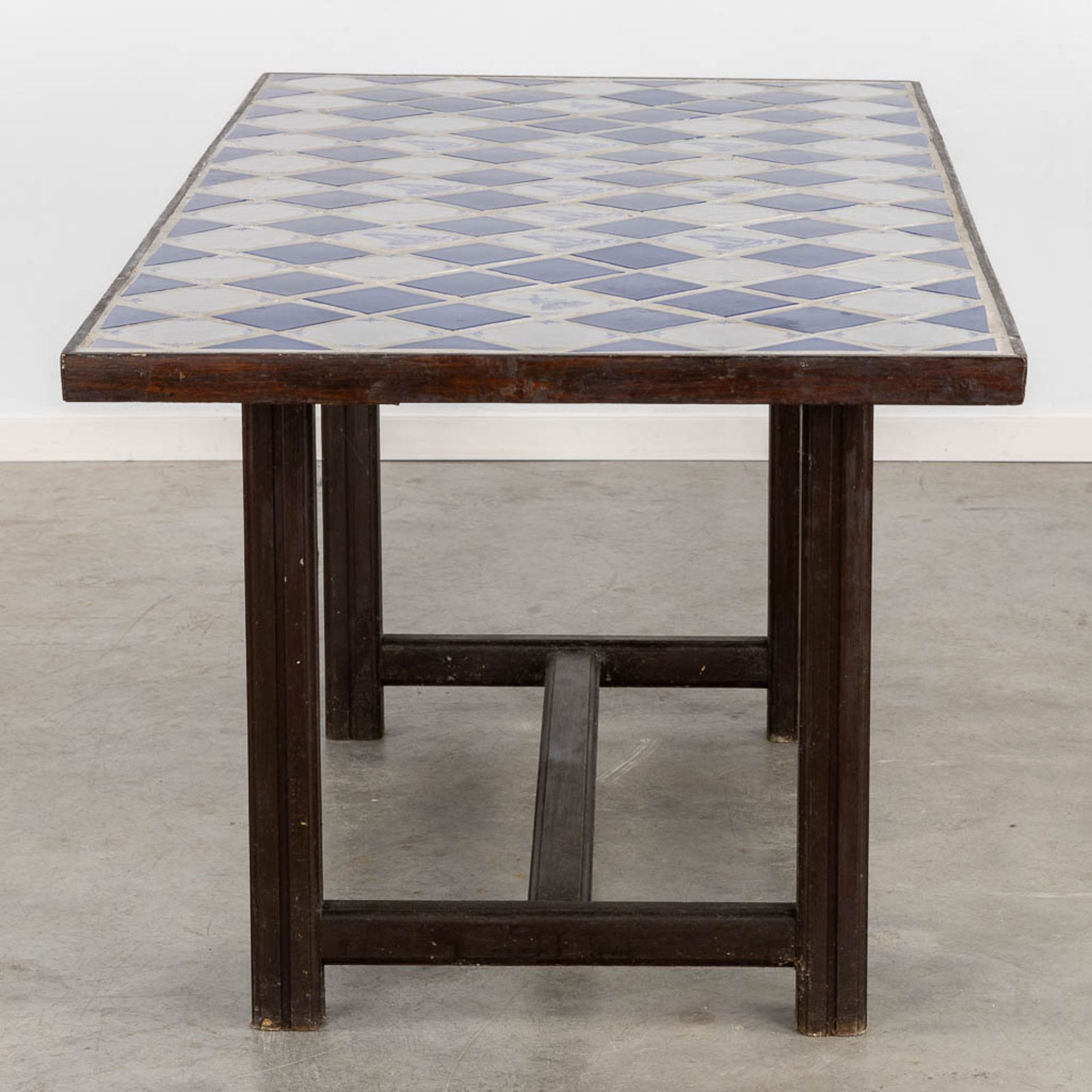 A Spanish table, finished with white and blue tiles. (L:85 x W:184 x H:76 cm) - Image 6 of 11