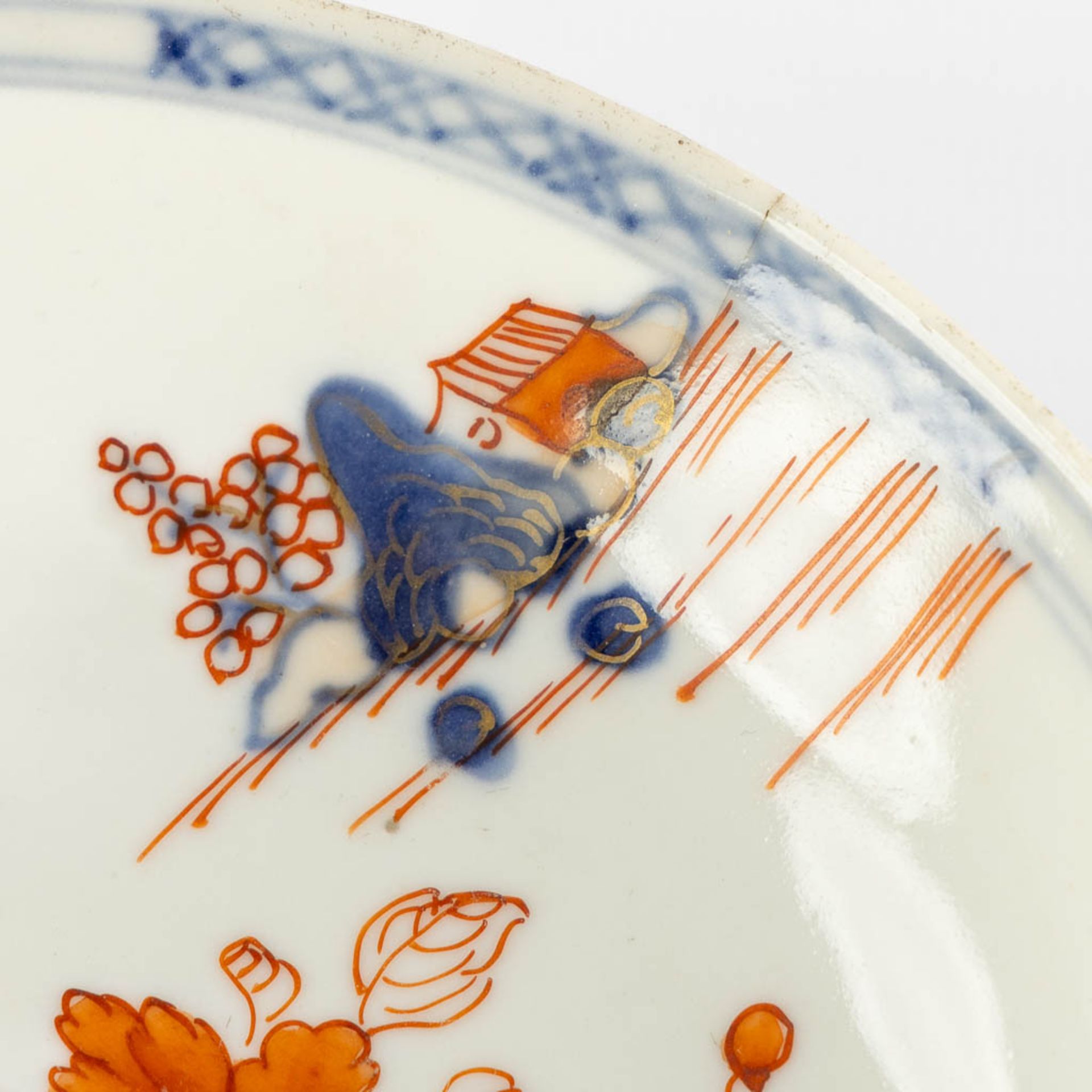 Six pieces of Japanese Imari porcelain, 19th/20th C. (D:23 cm) - Image 11 of 16