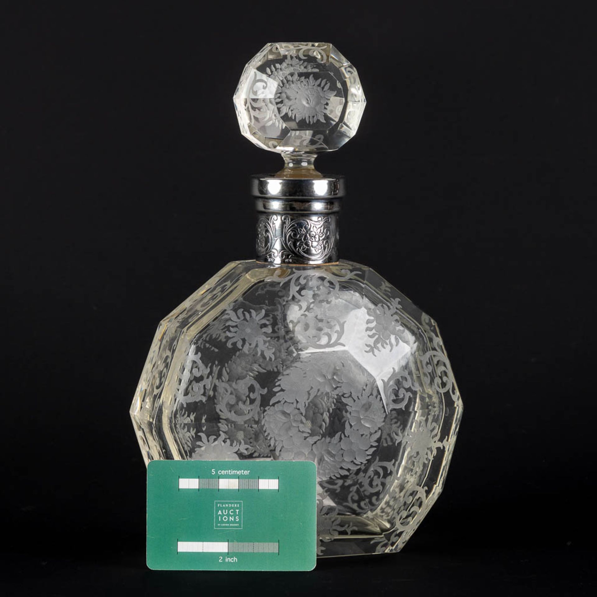 A perfume bottle, etched and mounted with a silver collar, glass. 19th C. (L:8 x W:17 x H:26,5 cm) - Bild 2 aus 11