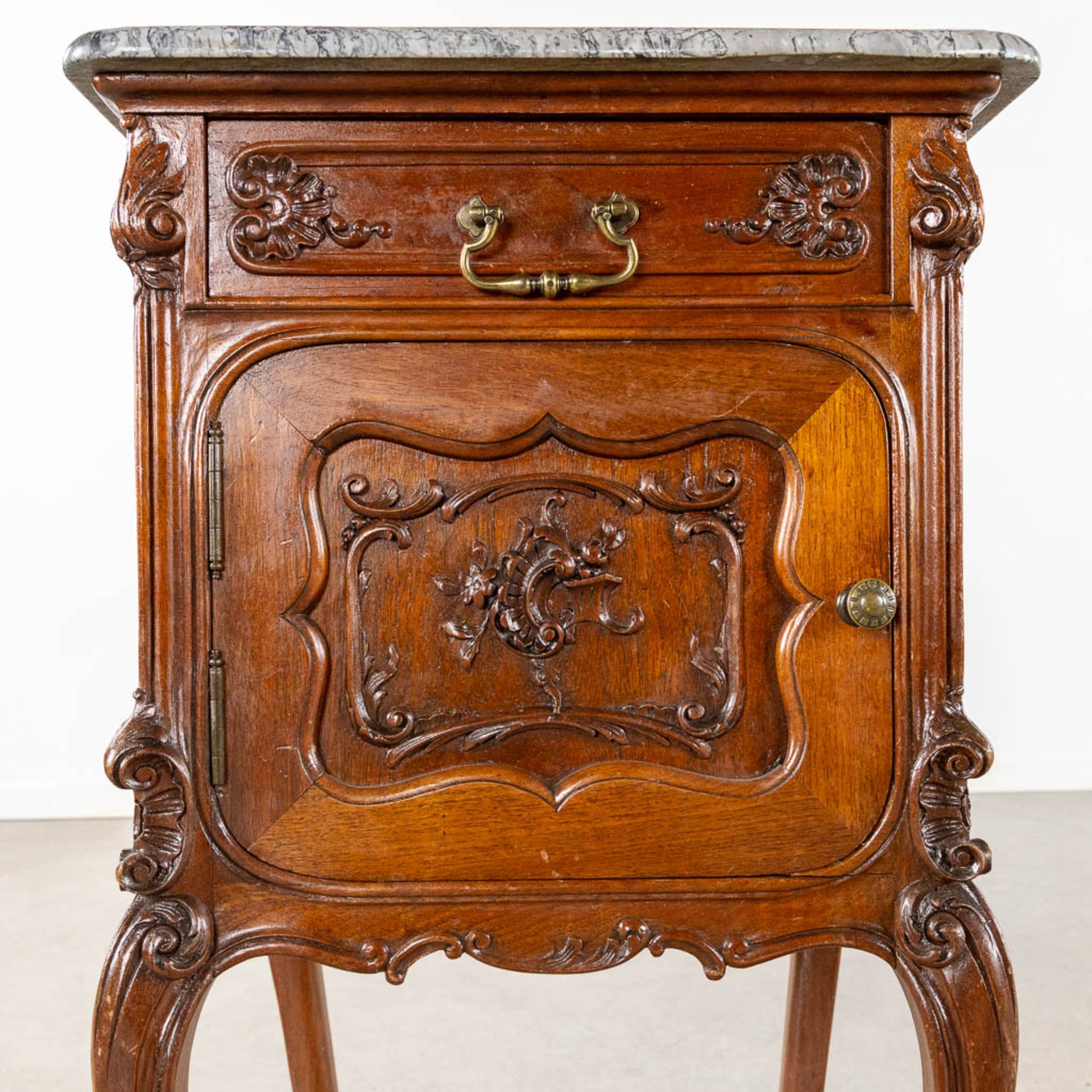 A pair of nightstands, Louis XV style with a marble top. (L:44 x W:44 x H:83 cm) - Bild 12 aus 12