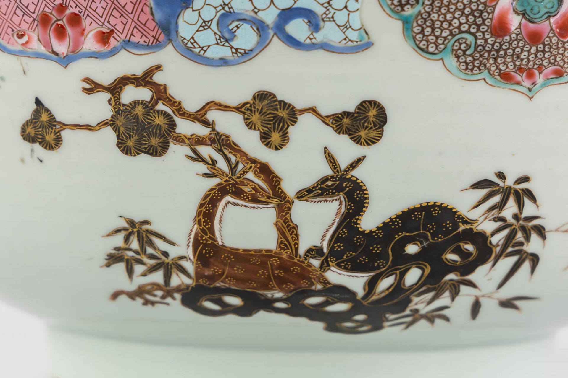 A large Chinese Famille Rose 'Deer' bowl. 19th C. (H:11 x D:28,5 cm) - Image 13 of 14