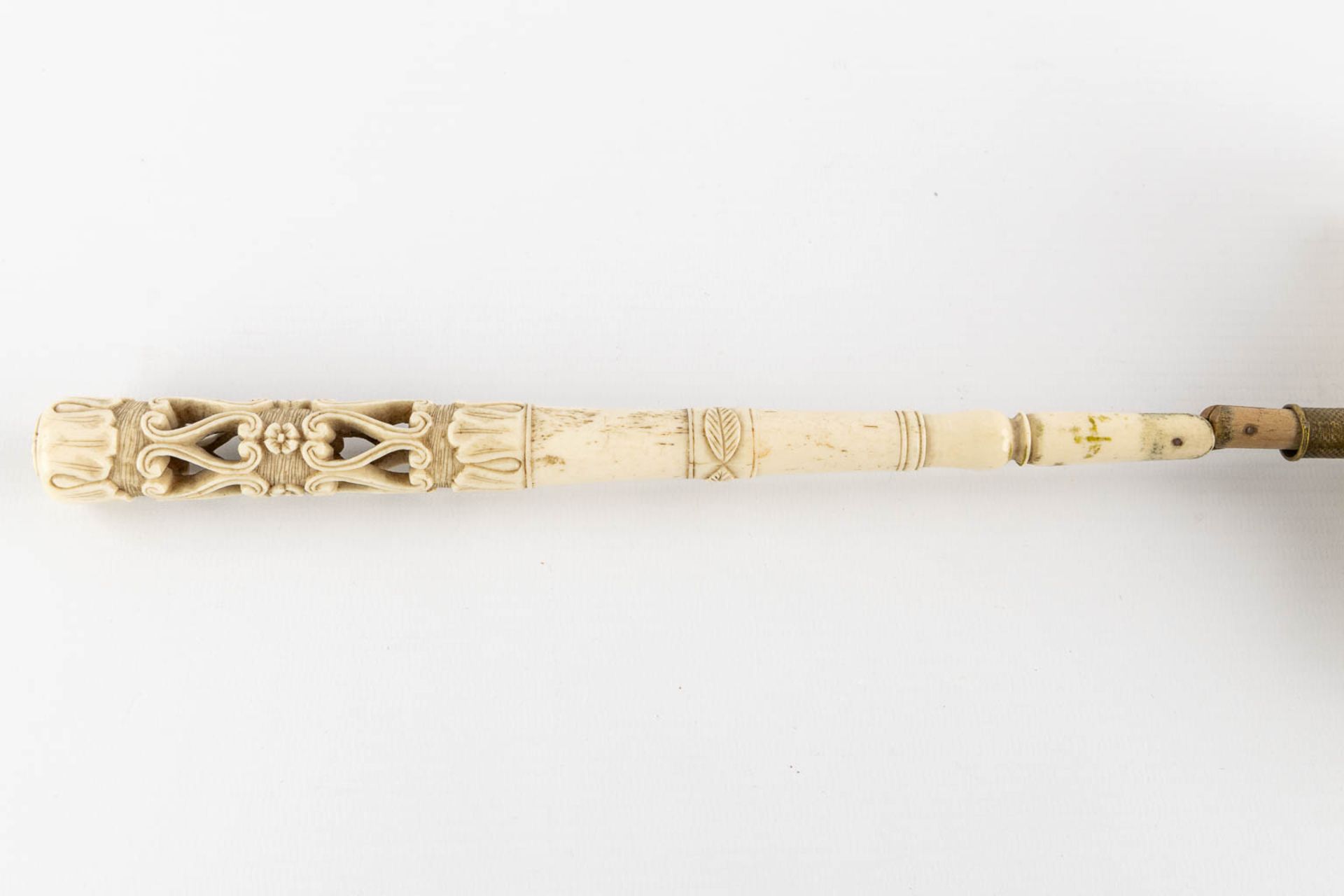 A sunshade with ivory handle, France, 19th C. (L:60 cm) - Bild 8 aus 11