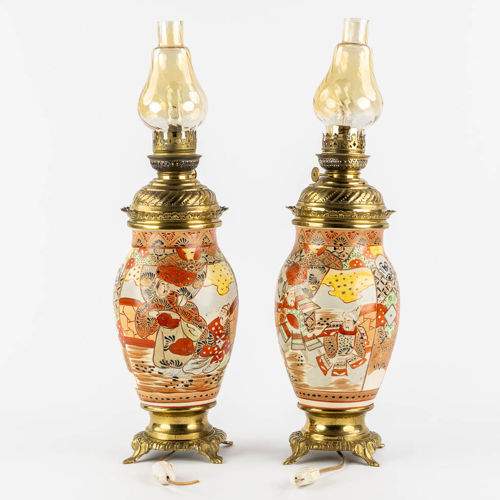 Two Japanese Kutani oil lamps, added two vases. (H:57 x D:15 cm) - Bild 5 aus 16