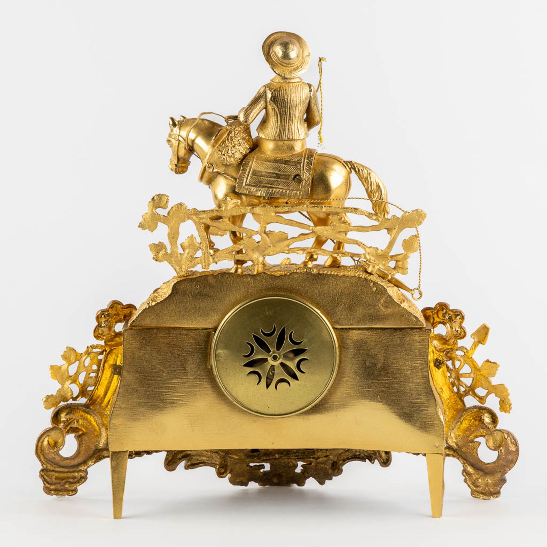 A mantle clock with a 'Horse Rider', gilt bronze. France, 19th C. (L:11,5 x W:38 x H:37 cm) - Image 5 of 12