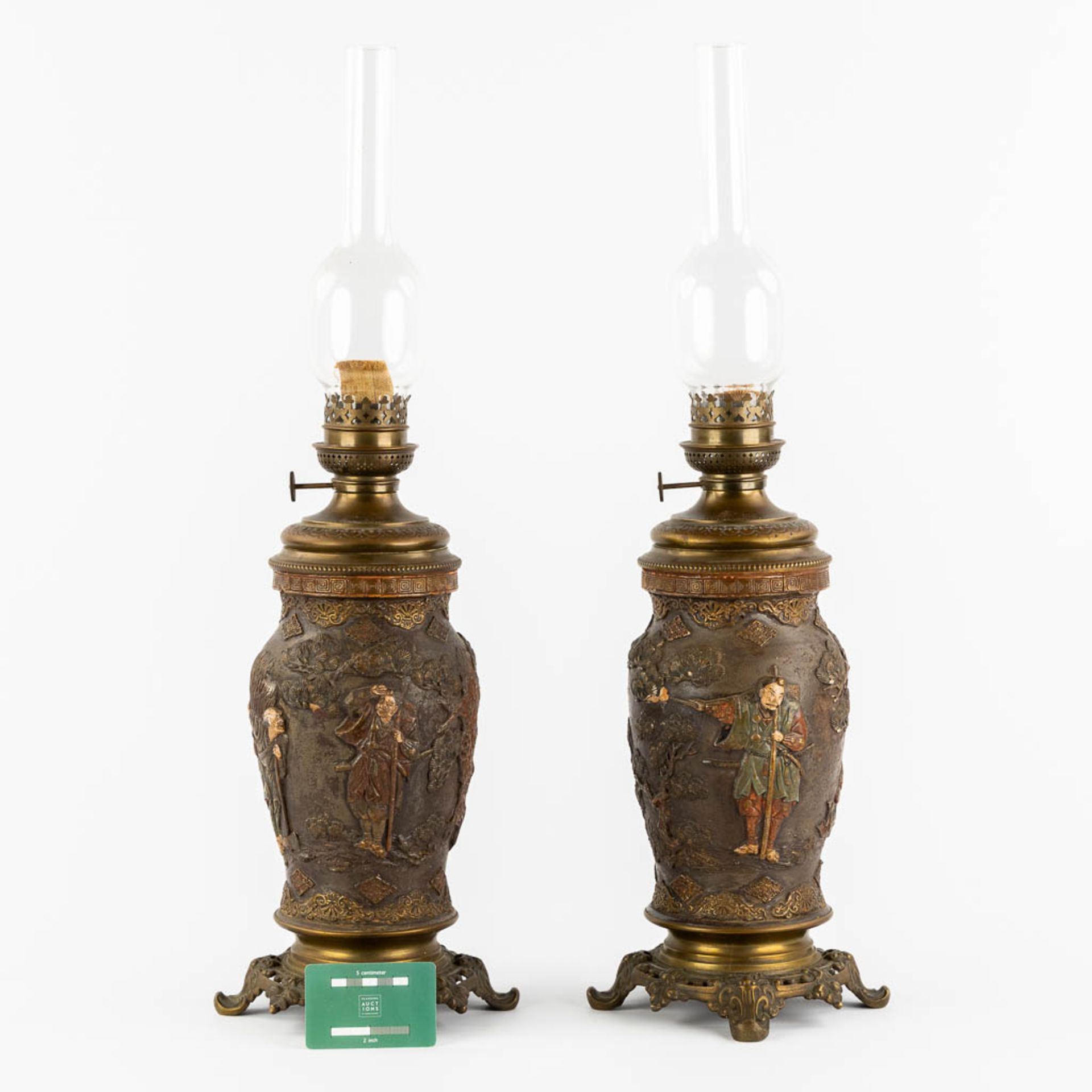 An Oriental pair of oil lamps, terracotta mounted with bronze. Circa 1900. (H:66 x D:18 cm) - Image 2 of 17