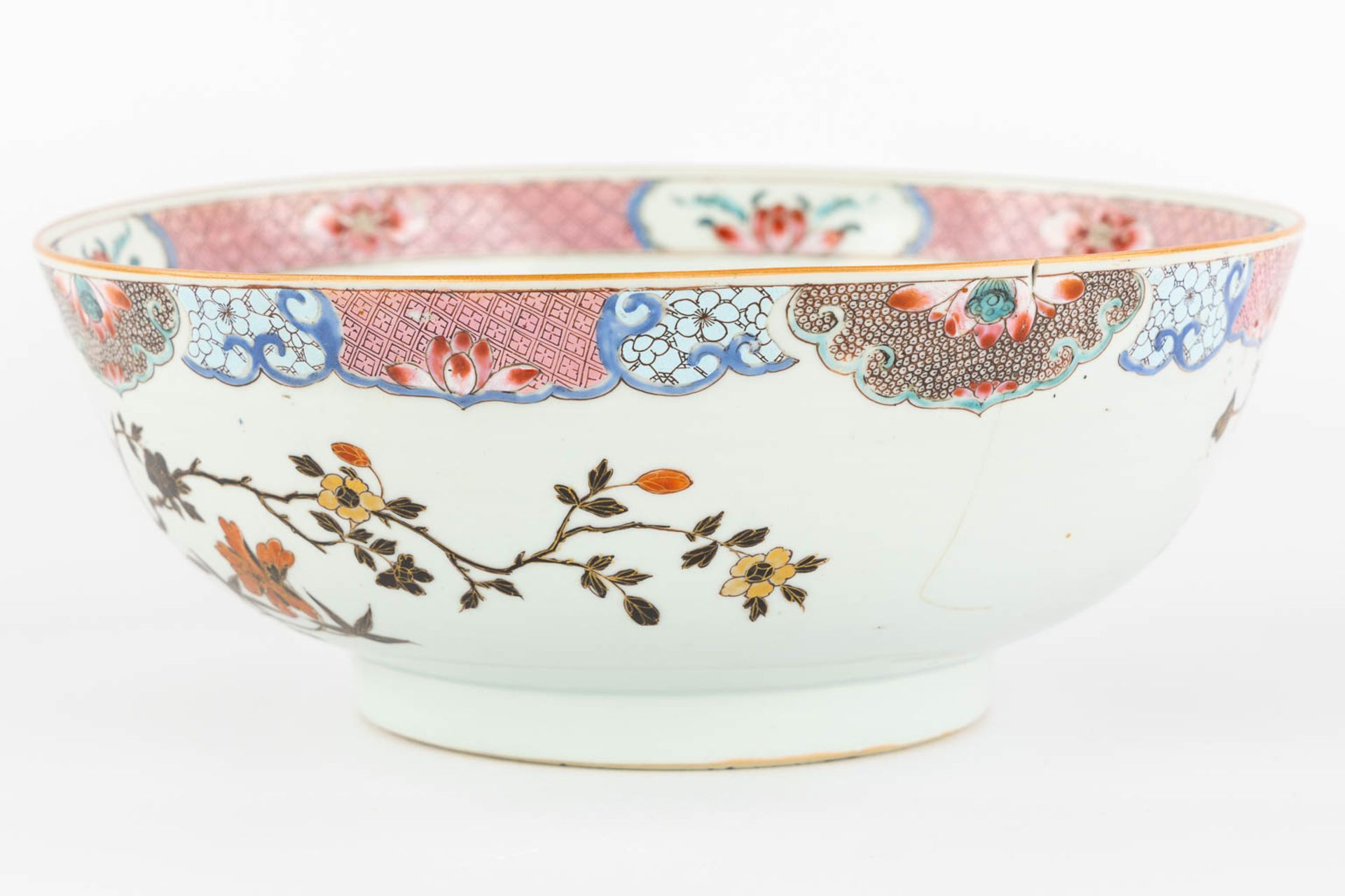 A large Chinese Famille Rose 'Deer' bowl. 19th C. (H:11 x D:28,5 cm) - Image 4 of 14