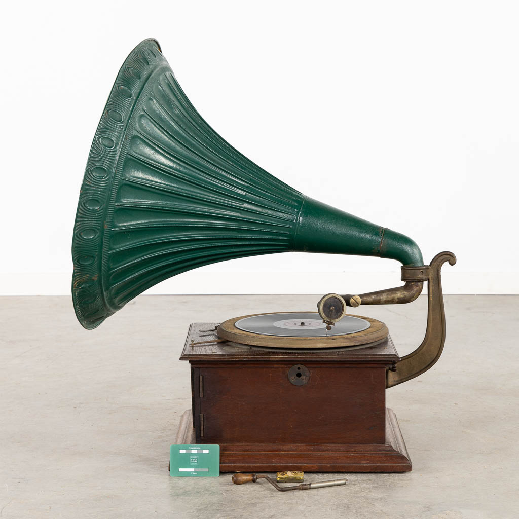 An antique and decorative Grammophone. (L:68 x W:56 x H:77 cm) - Image 2 of 10