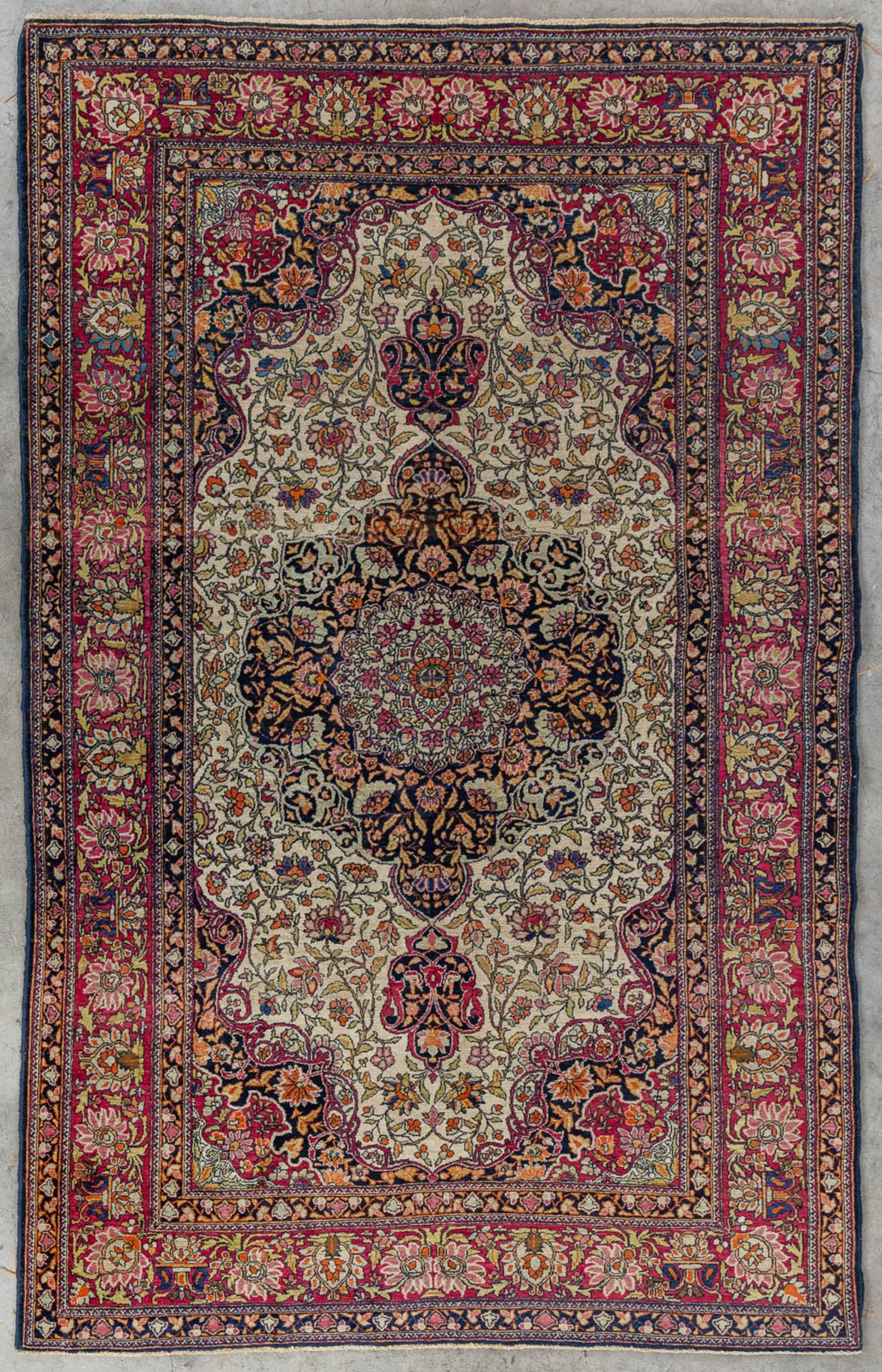 An Oriental hand-made carpet, Isfahan/Isphahan. (L:225 x W:145 cm)