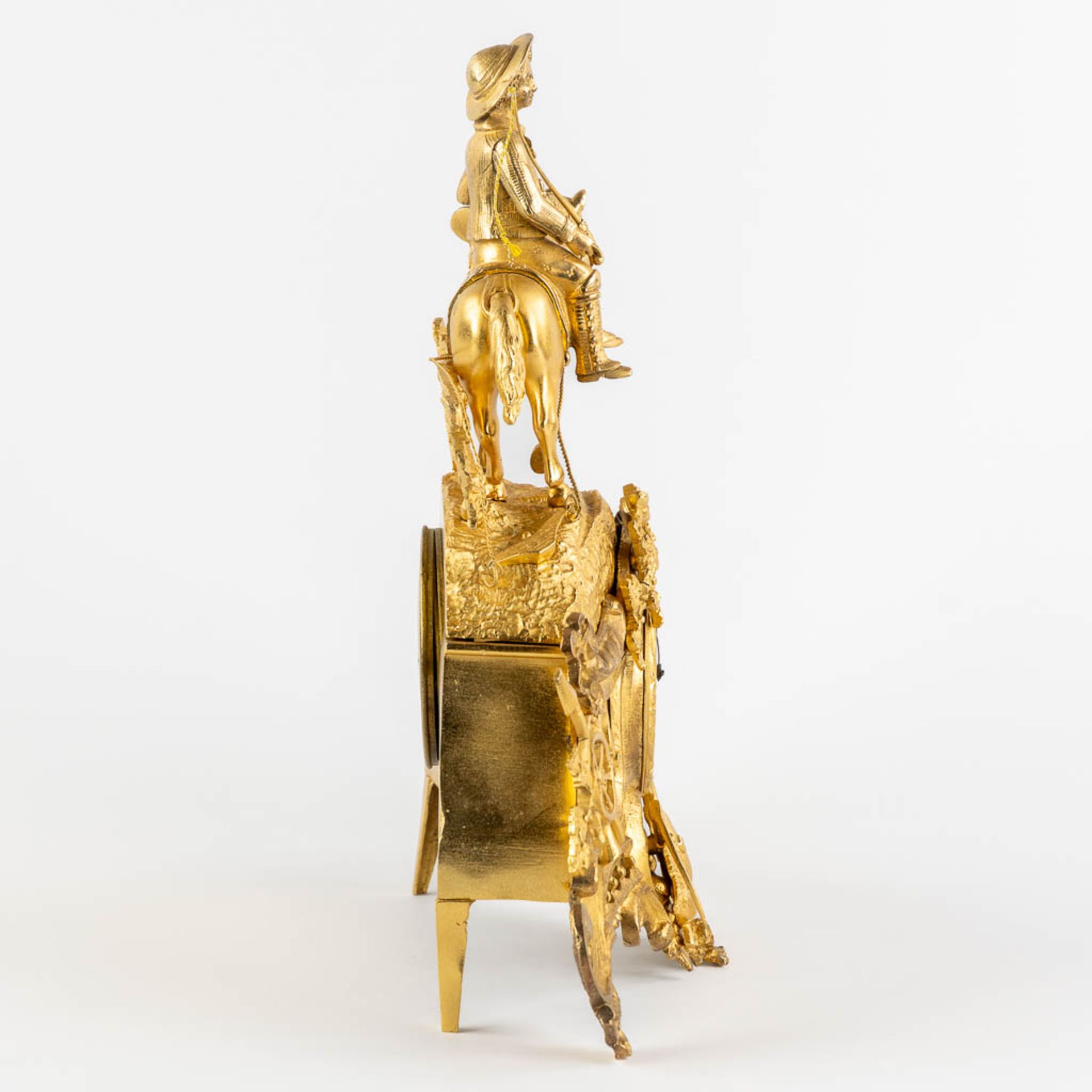 A mantle clock with a 'Horse Rider', gilt bronze. France, 19th C. (L:11,5 x W:38 x H:37 cm) - Image 7 of 12