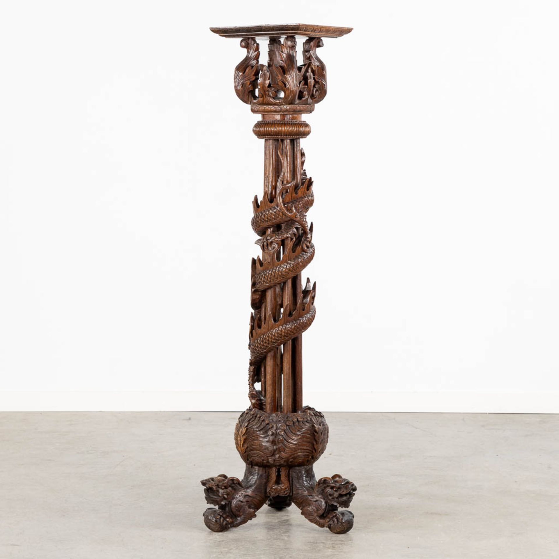 A Oriental hardwood pedestal with a sculptured dragon. (W:42 x H:125 cm) - Bild 4 aus 13
