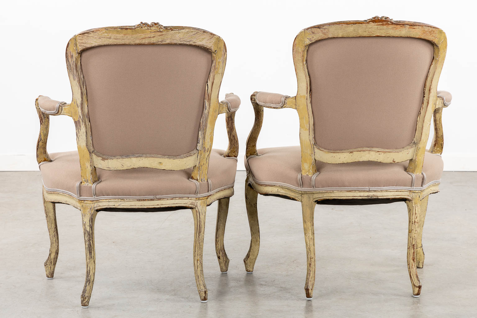 A pair of antique armchairs, Louis XV. (L:50 x W:64 x H:85,5 cm) - Image 5 of 14