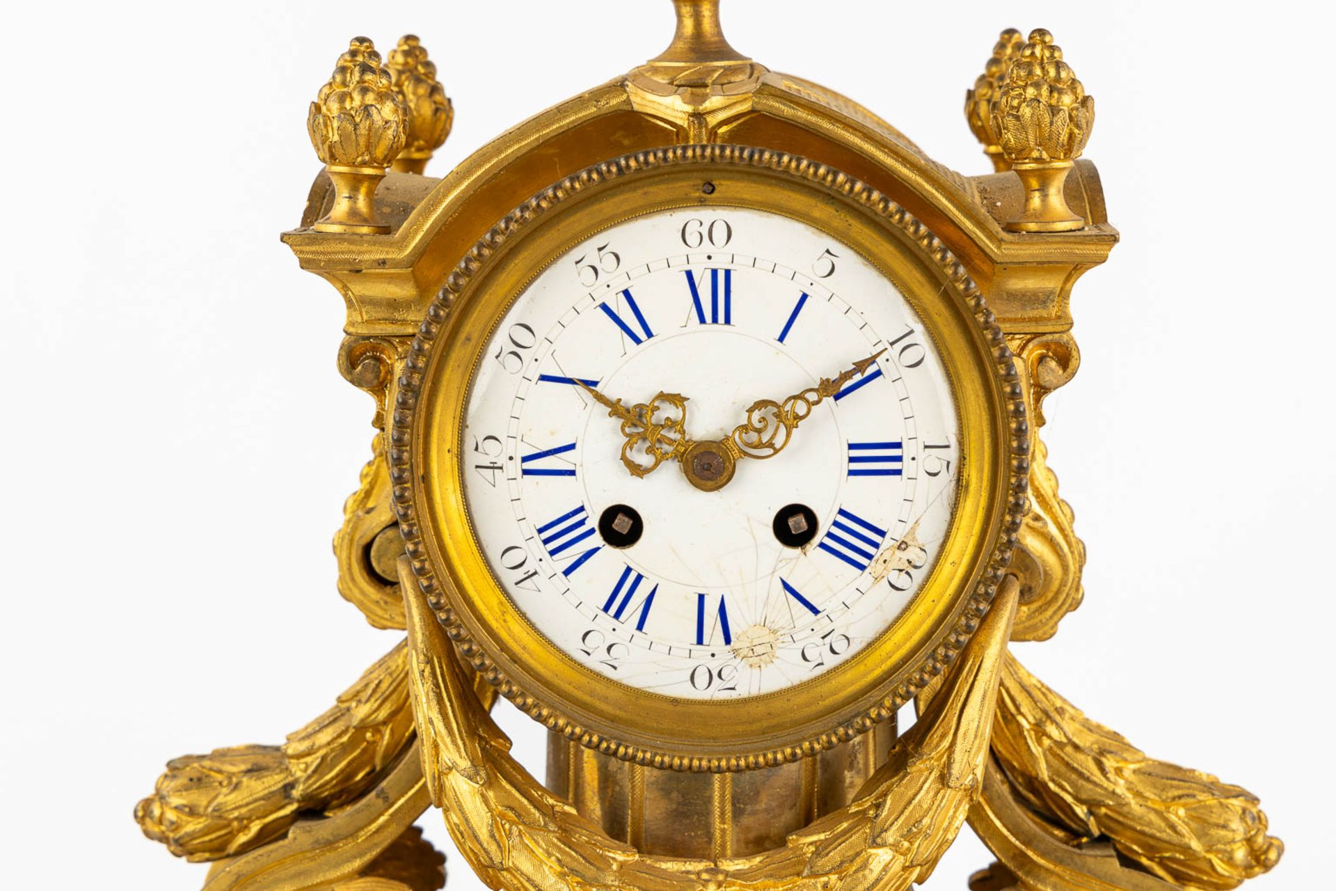 A three-piece mantle garniture clock and candelabra, gilt bronze. 19th C. (L:20 x W:32 x H:43 cm) - Bild 11 aus 13