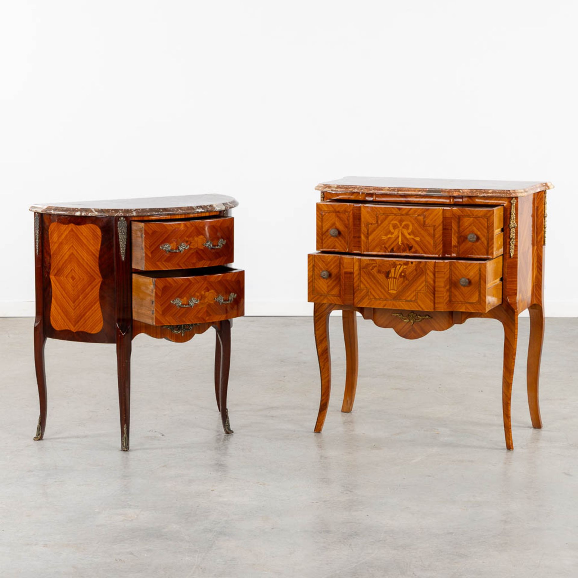 Two small cabinets with drawers, marquetry inlay and a marble top. 20th C. (L:39 x W:70 x H:80 cm) - Bild 3 aus 11
