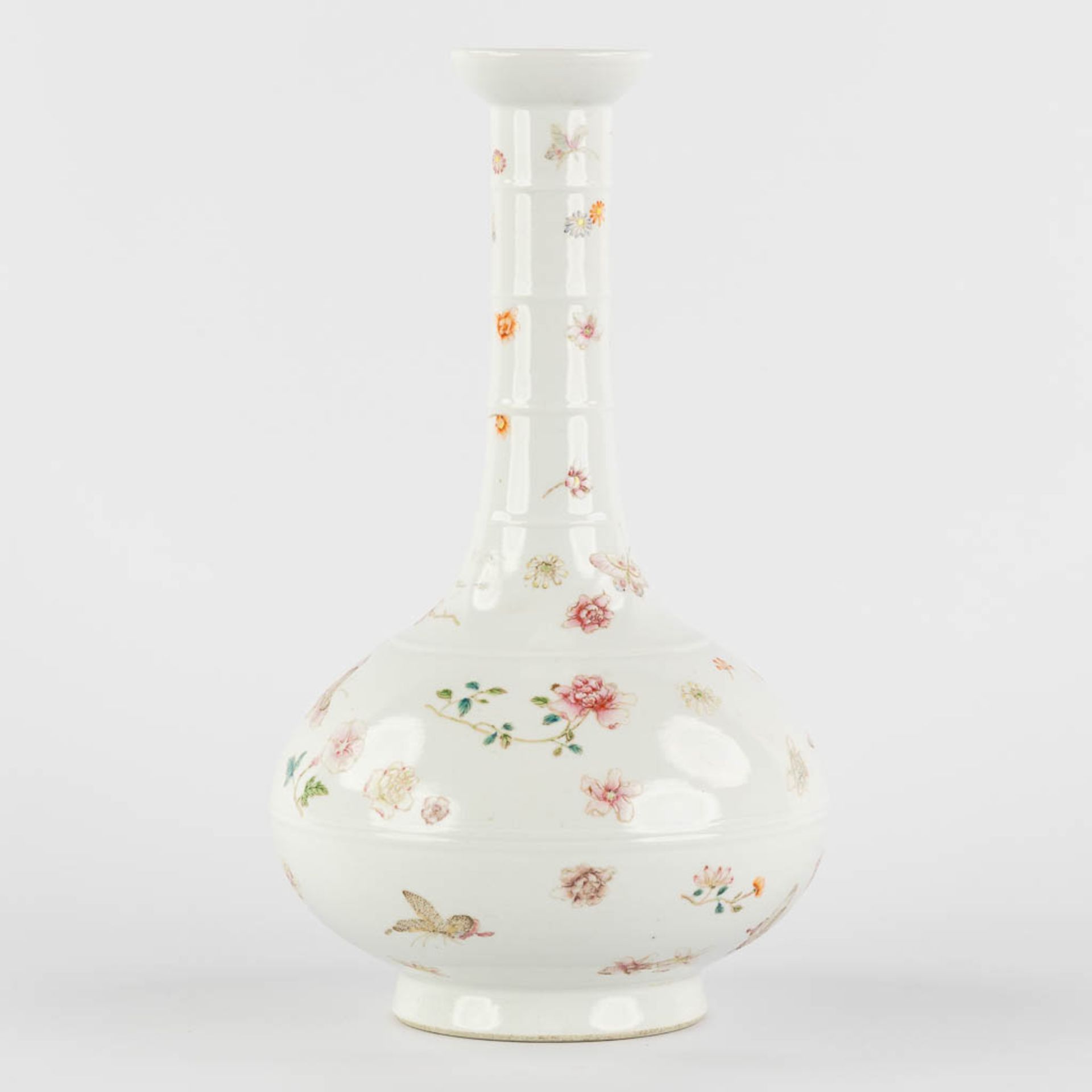 An unusual Chinese Famille Rose vase, decorated with butterflies, Yonghzeng mark, 19th C. (H:31 x D: - Bild 5 aus 11