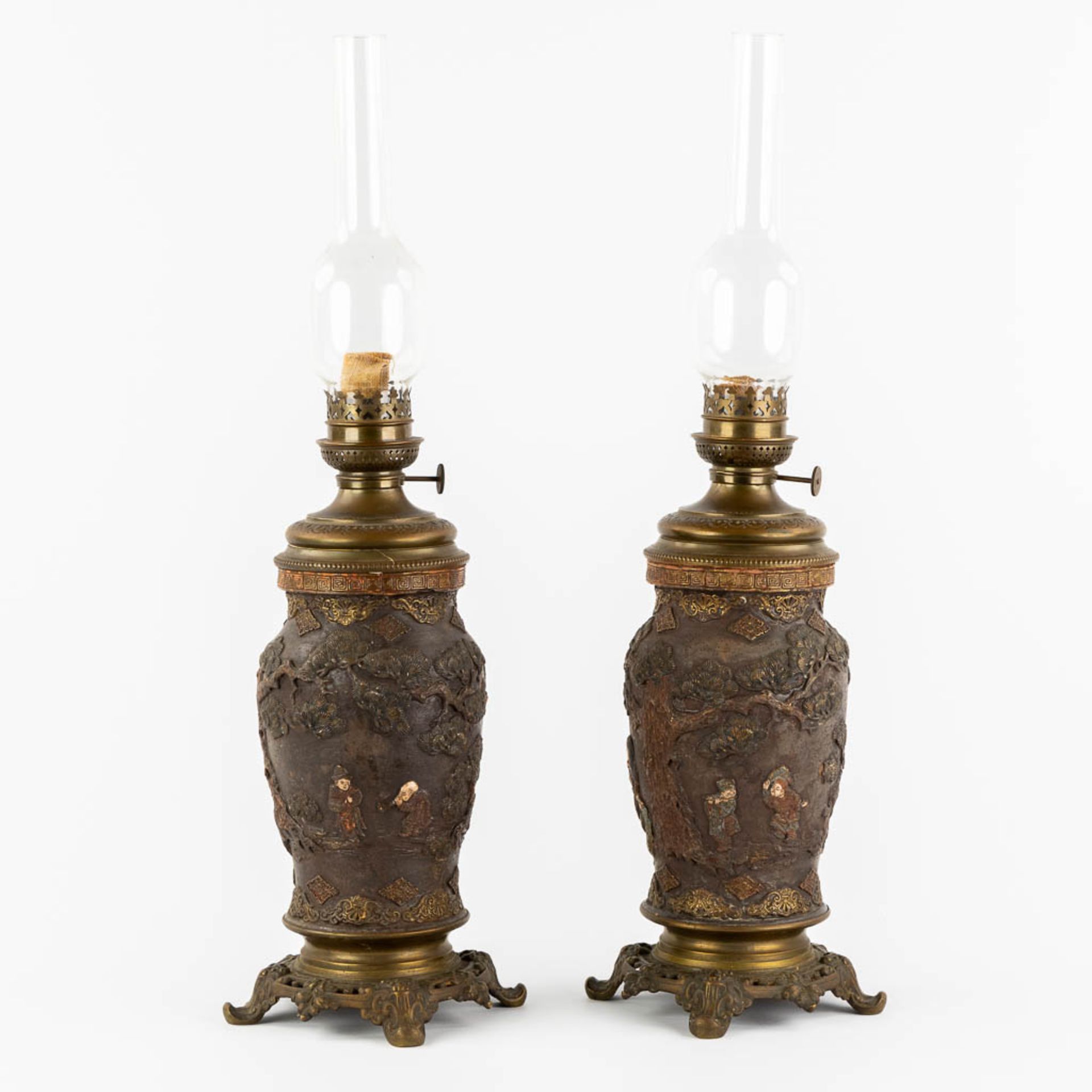 An Oriental pair of oil lamps, terracotta mounted with bronze. Circa 1900. (H:66 x D:18 cm) - Image 6 of 17