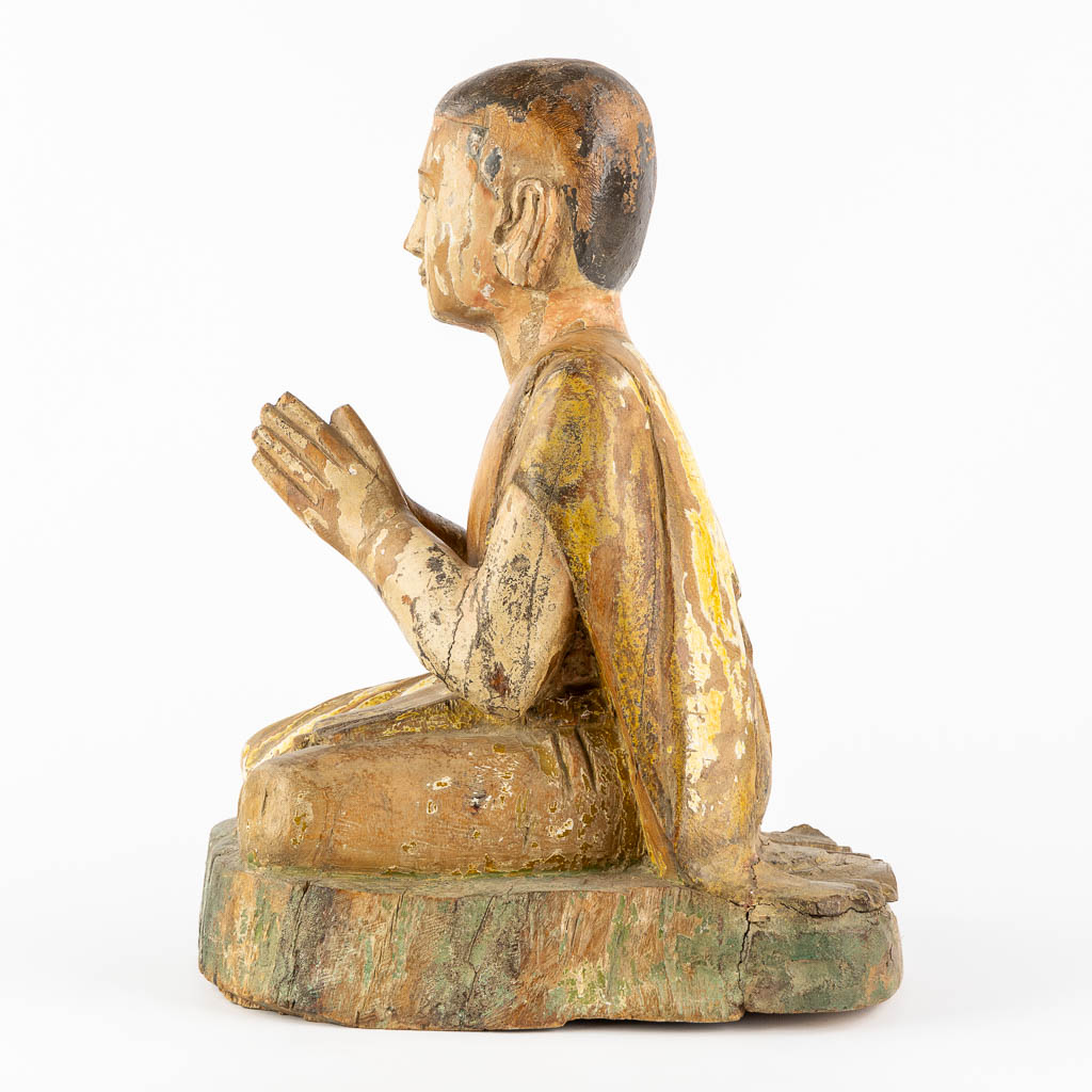 An antique wood-sculptured figurine of a monk. 18th/19th C. (L:36 x W:30 x H:47 cm) - Image 4 of 10