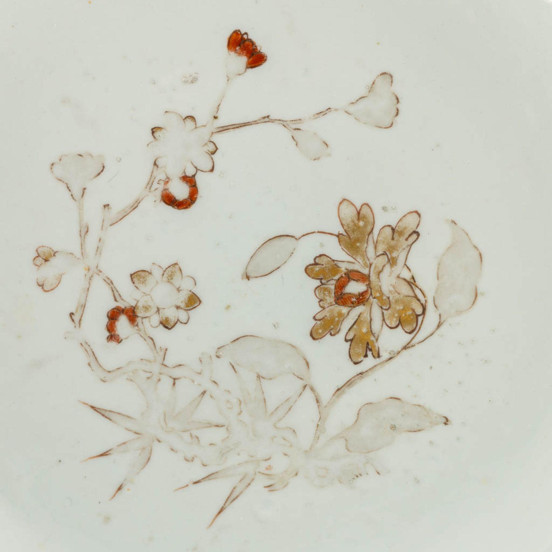 A large Chinese Famille Rose 'Deer' bowl. 19th C. (H:11 x D:28,5 cm) - Bild 9 aus 14
