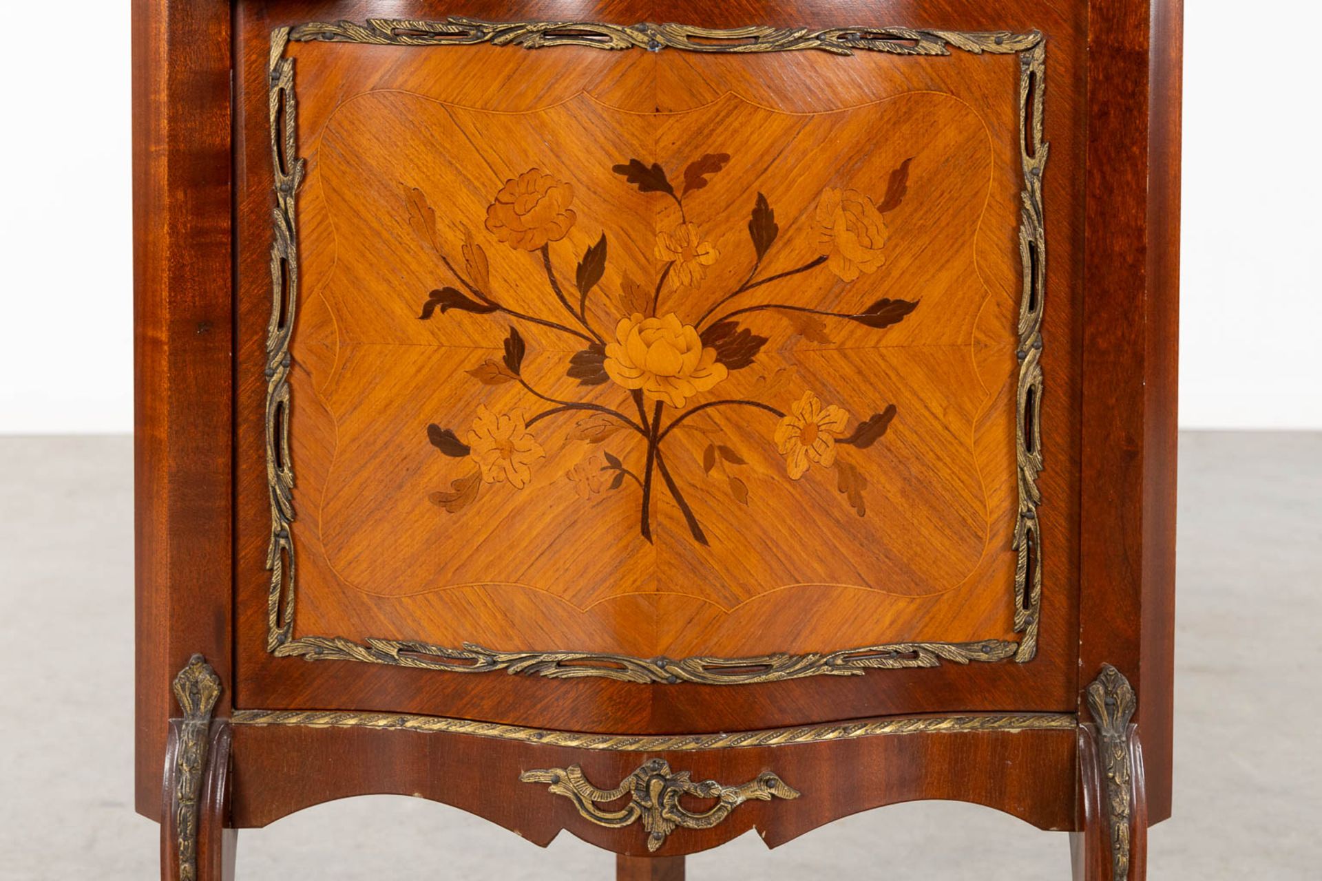 A corner cabinet and console table, marquetry mounted with bronze. 20th C. (L:34 x W:54 x H:150 cm) - Image 10 of 10