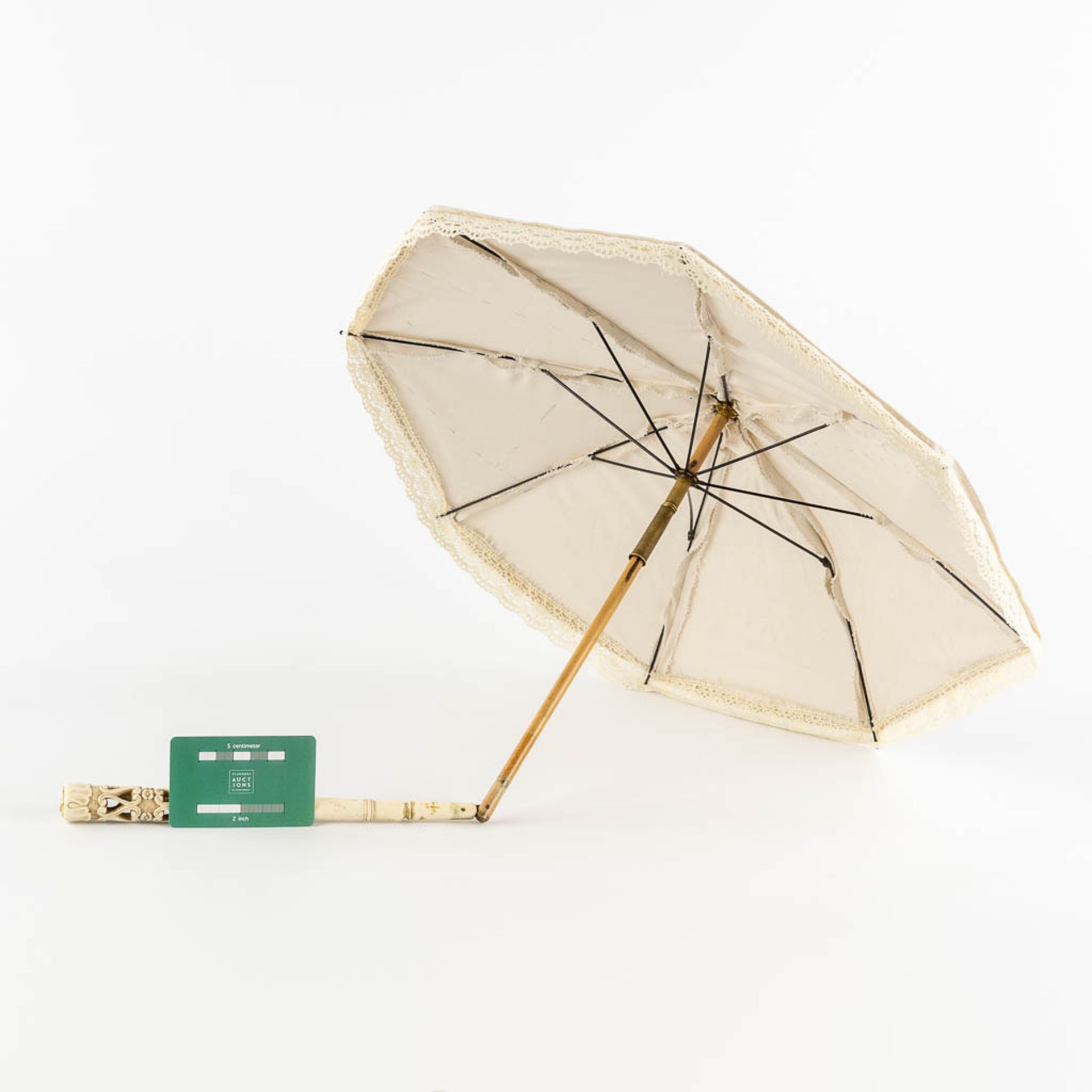 A sunshade with ivory handle, France, 19th C. (L:60 cm) - Bild 2 aus 11