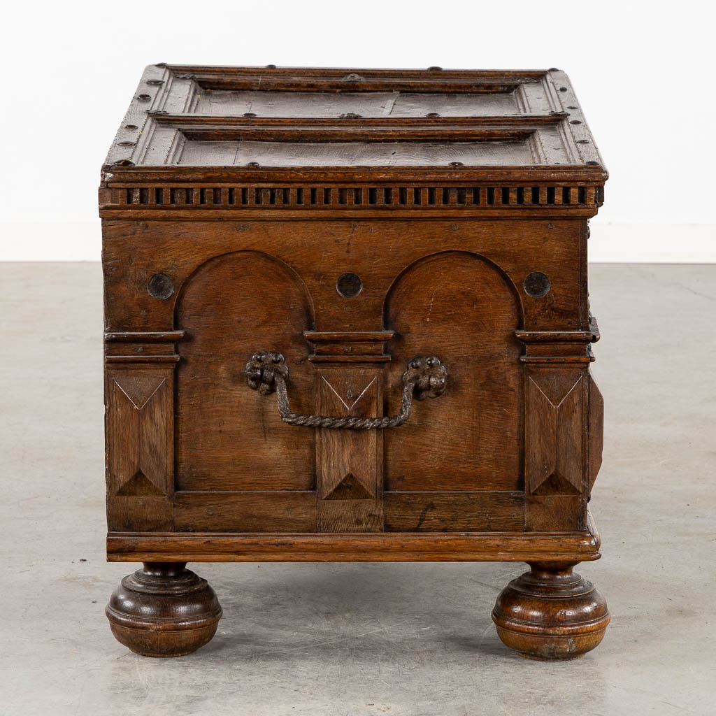 An antique chest mounted with wrought-iron, The Netherlands, 17th C. (L:57 x W:97 x H:56 cm) - Image 6 of 11